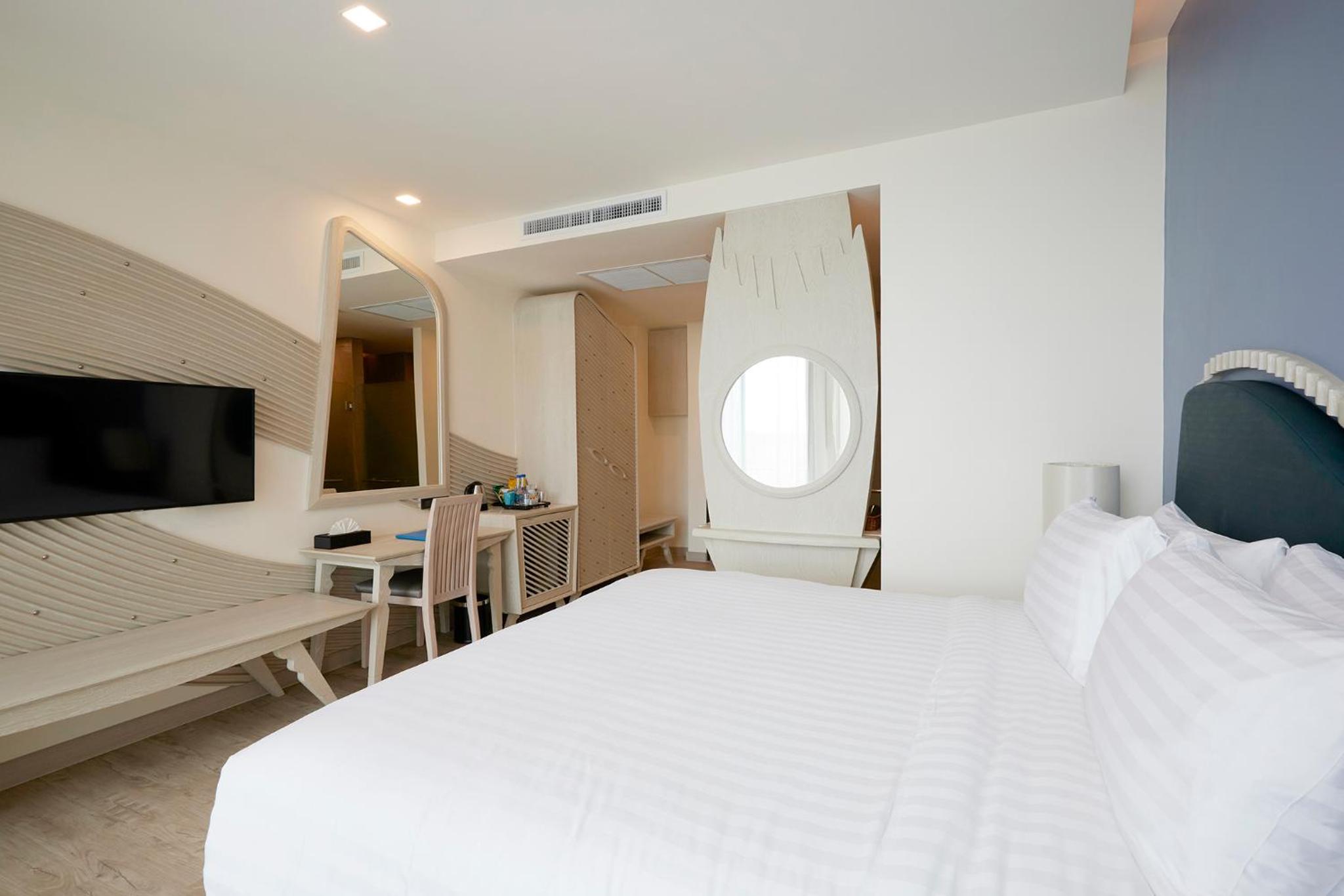 Double or Twin Room with Pool View - Photo 8