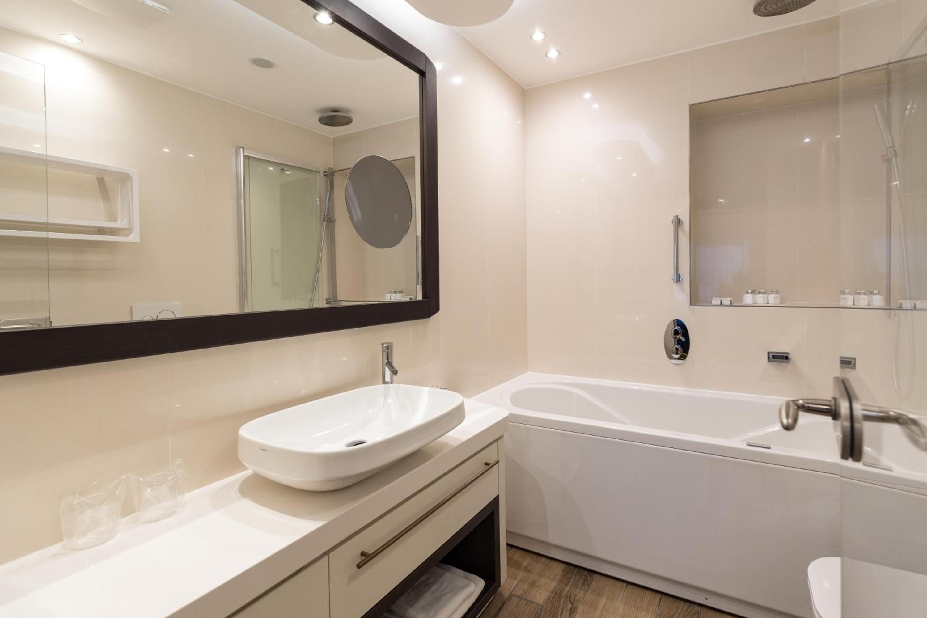 One-Bedroom King Lazure Apartment with Sea View