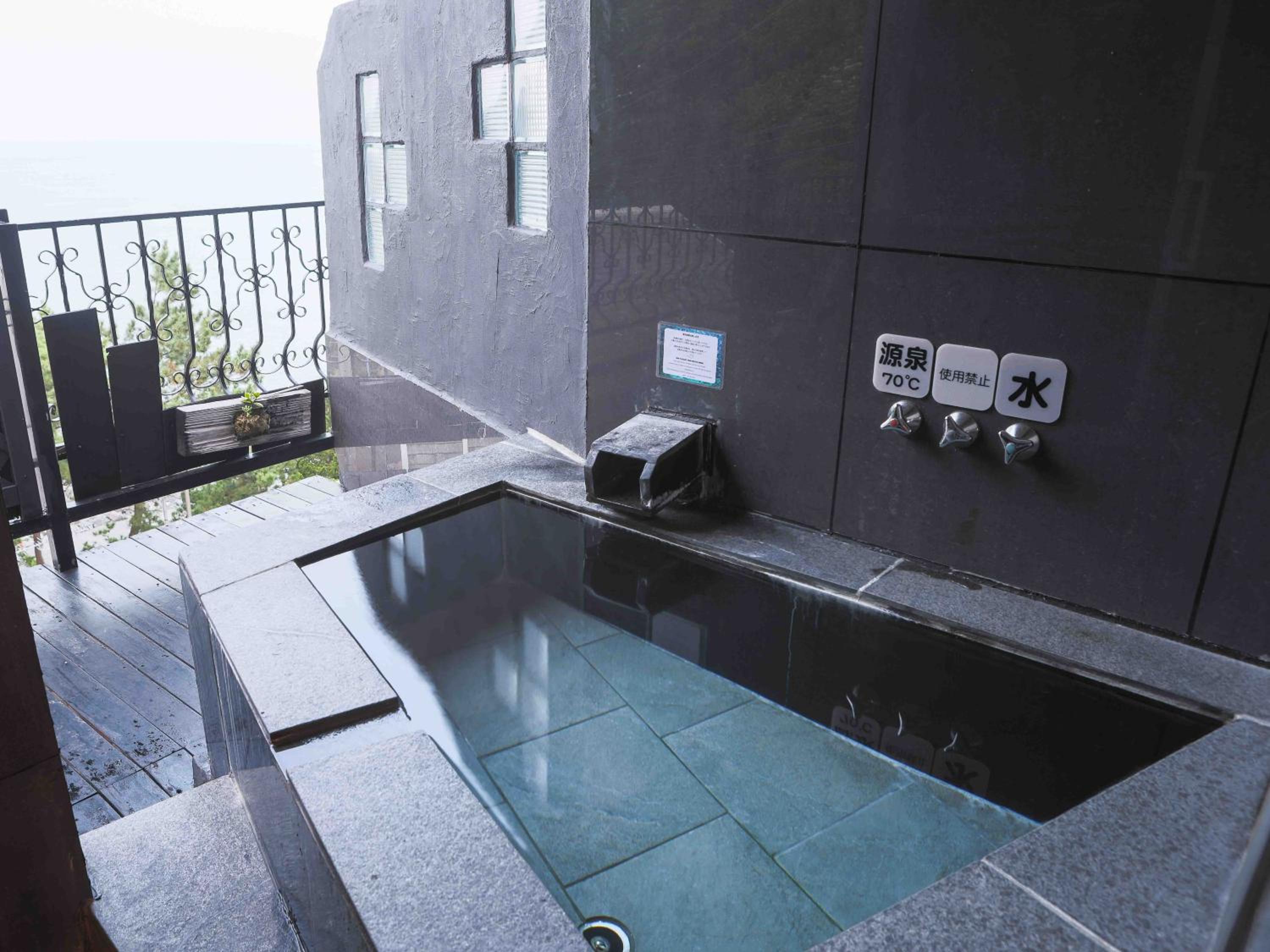 Suite with Tatami Area and Semi Open-Air Bath - Photo 10
