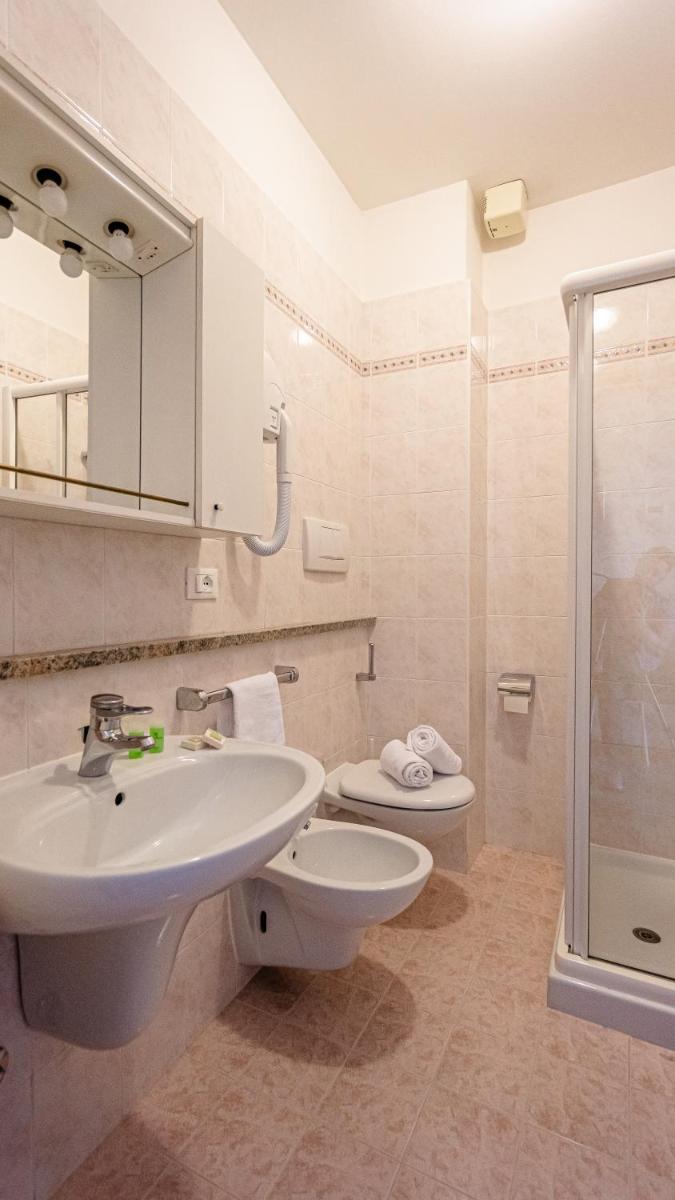 Standard Double or Twin Room with Lake View - Photo 1