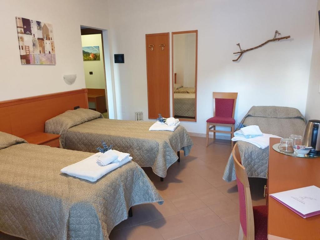 Large Double or Twin Room - Photo 1