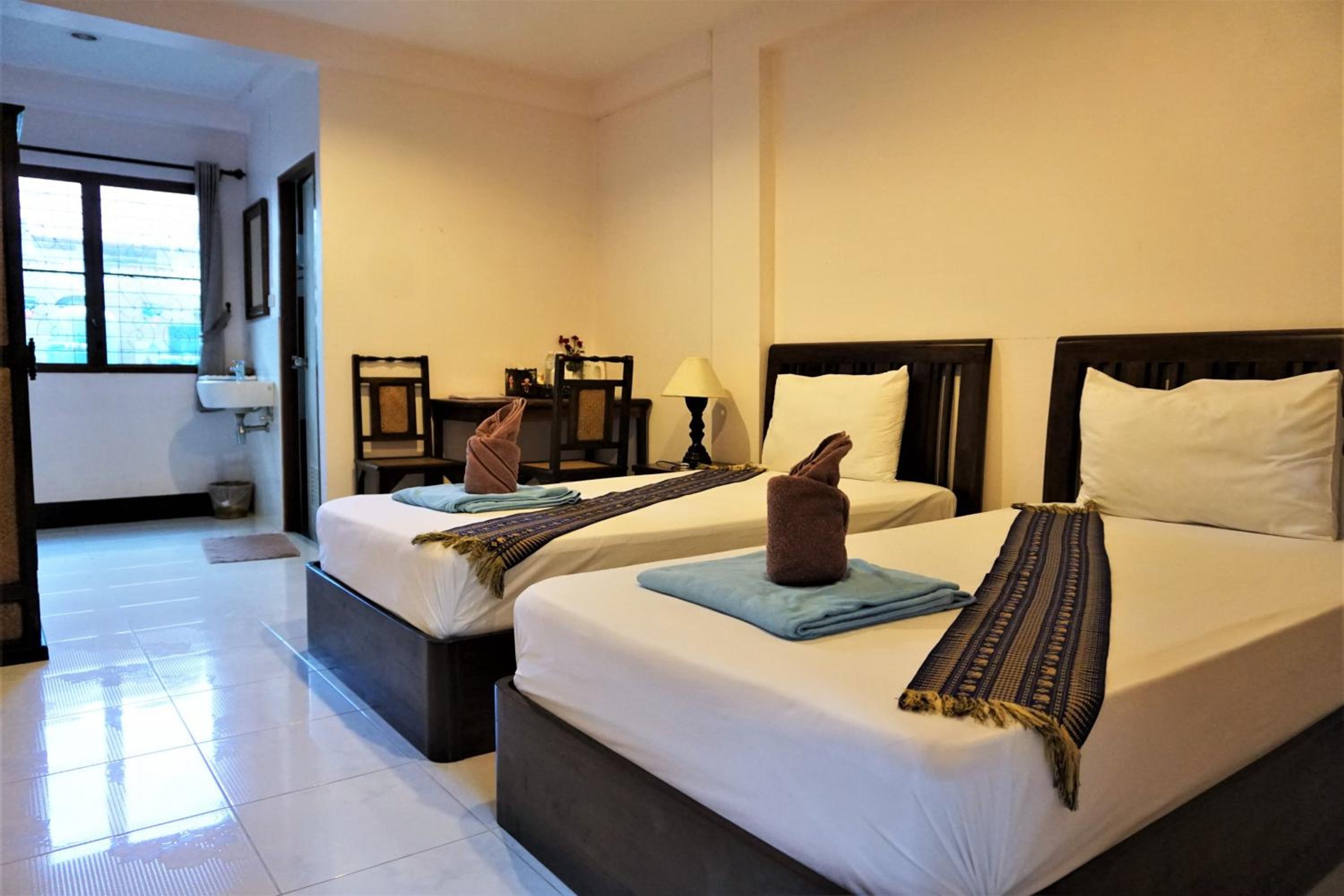 Superior Twin Room with Fan - Photo 4