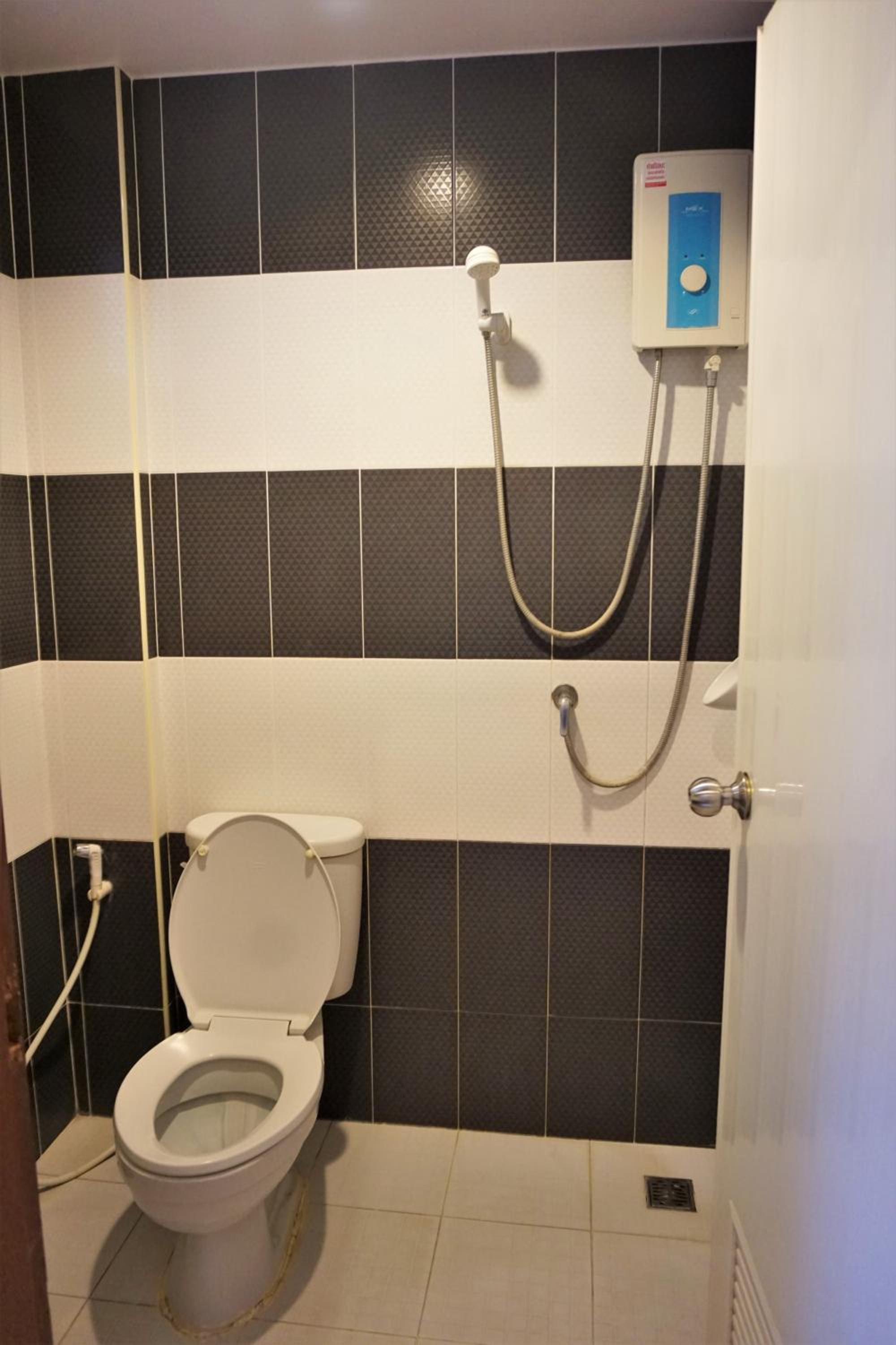 Superior Twin Room with Fan - Photo 6