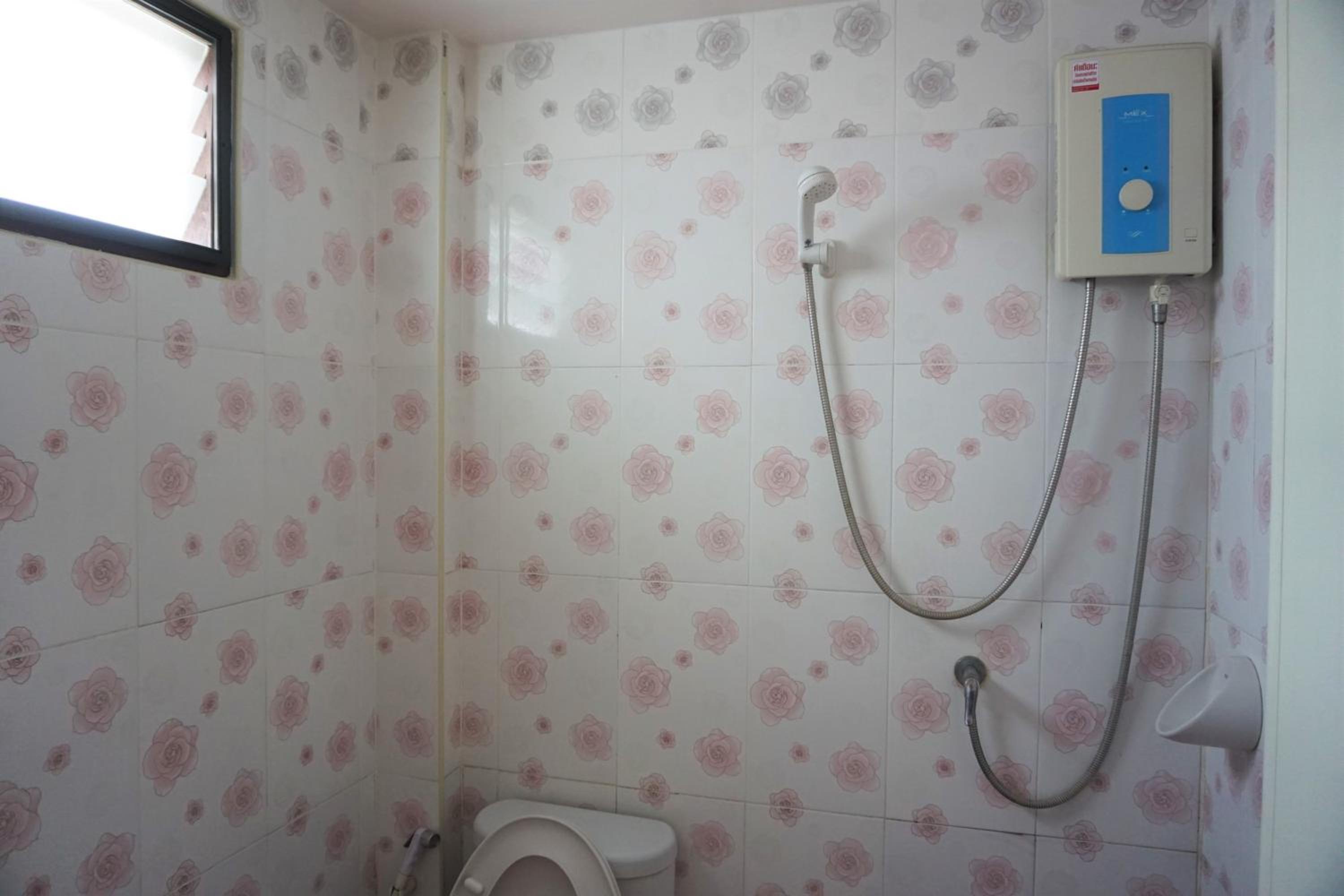 Standard Twin Room with Air-Con - Photo 4