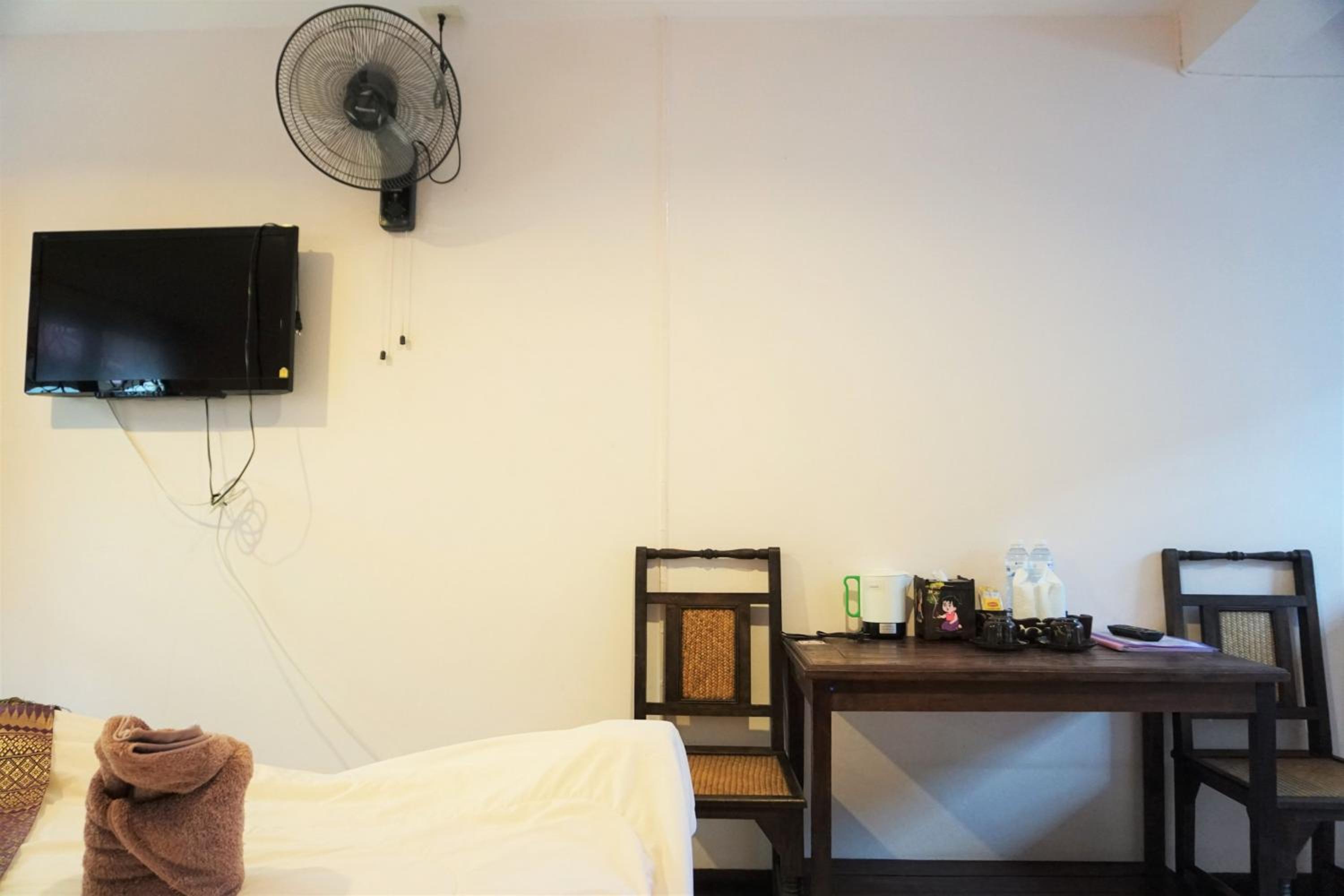 Standard Twin Room with Air-Con - Photo 3