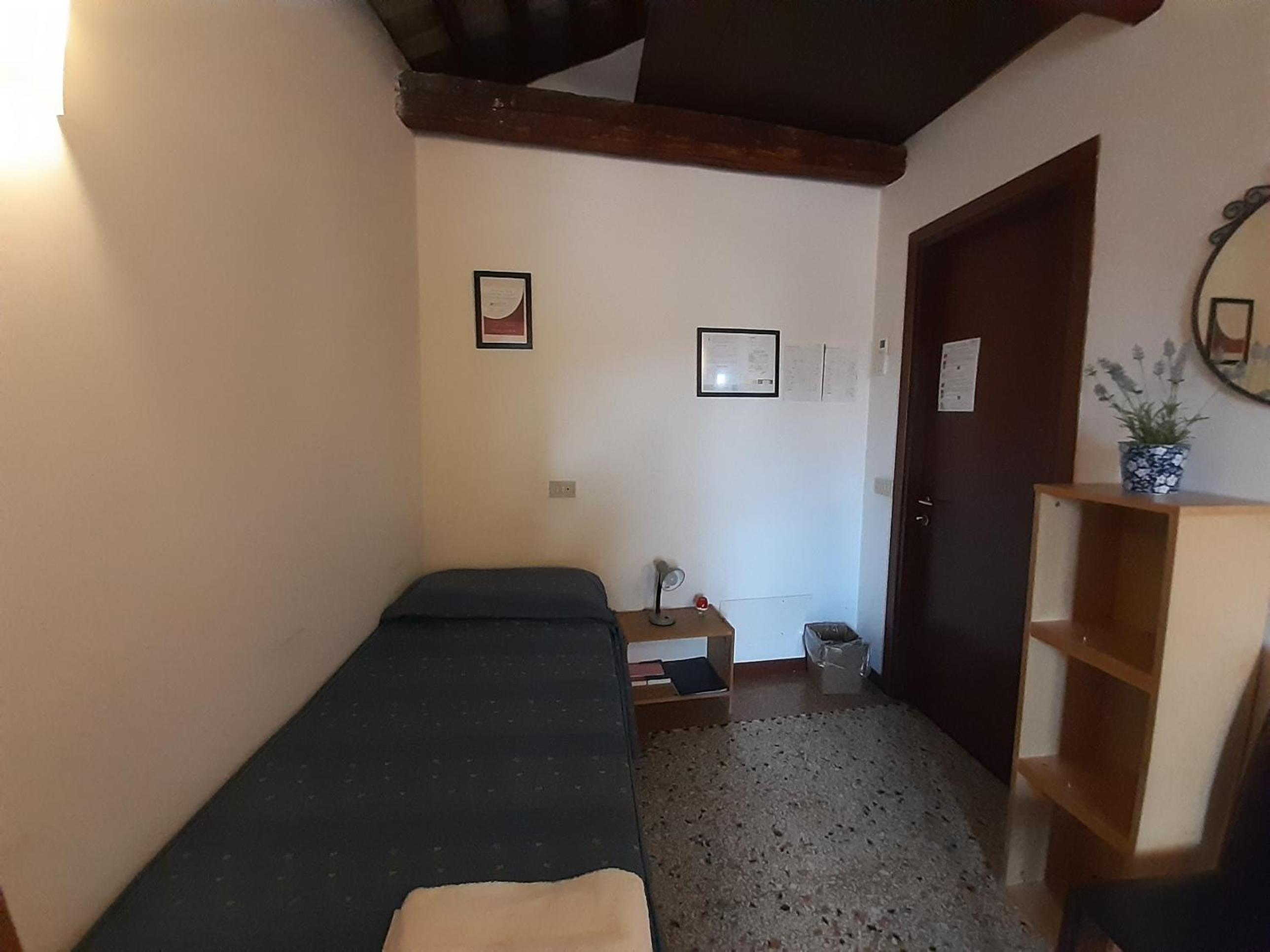 Camera Singola con bagno condiviso