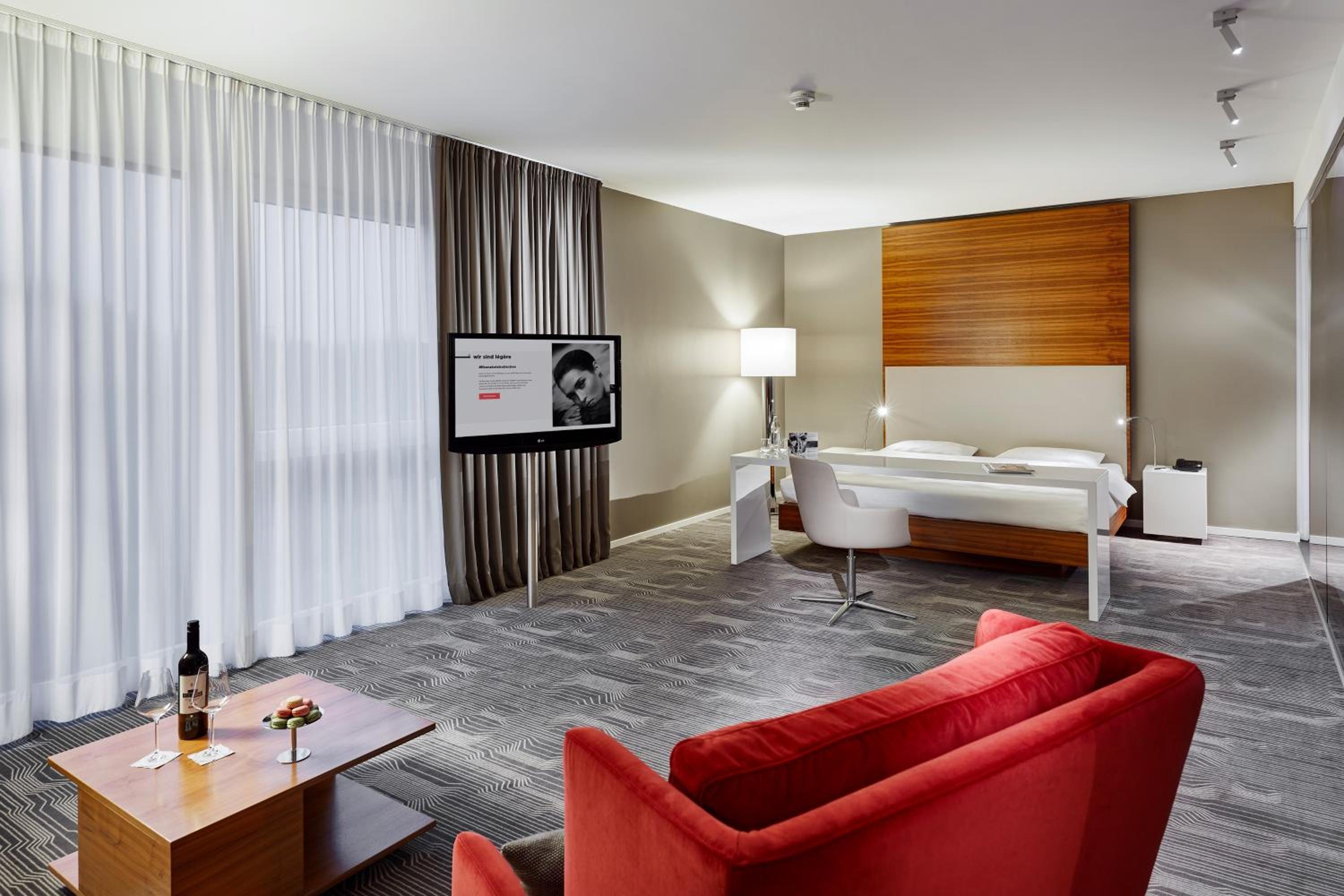 Suite - Photo 1
