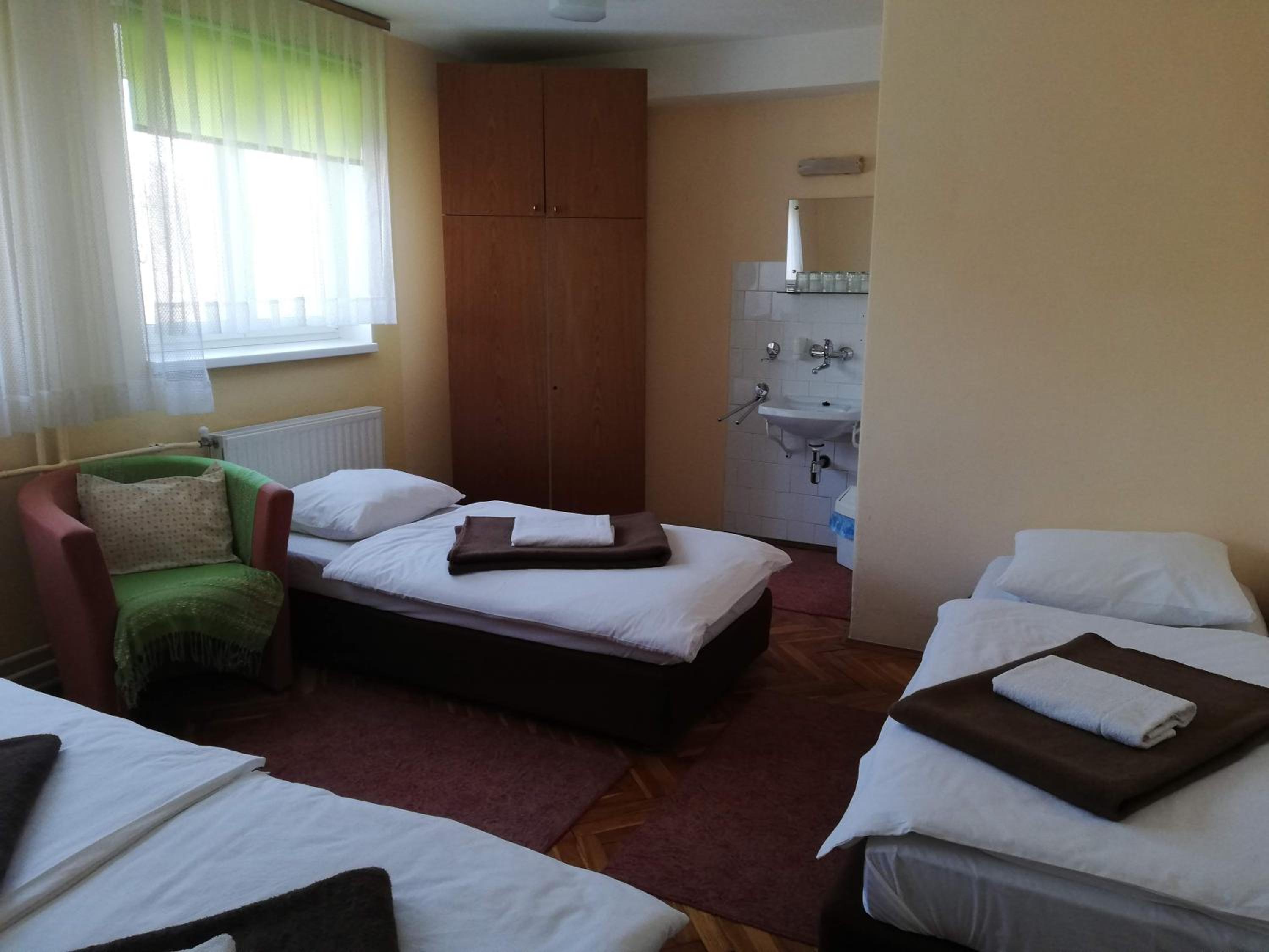 Quadruple Room with Shared Bathroom photo 3