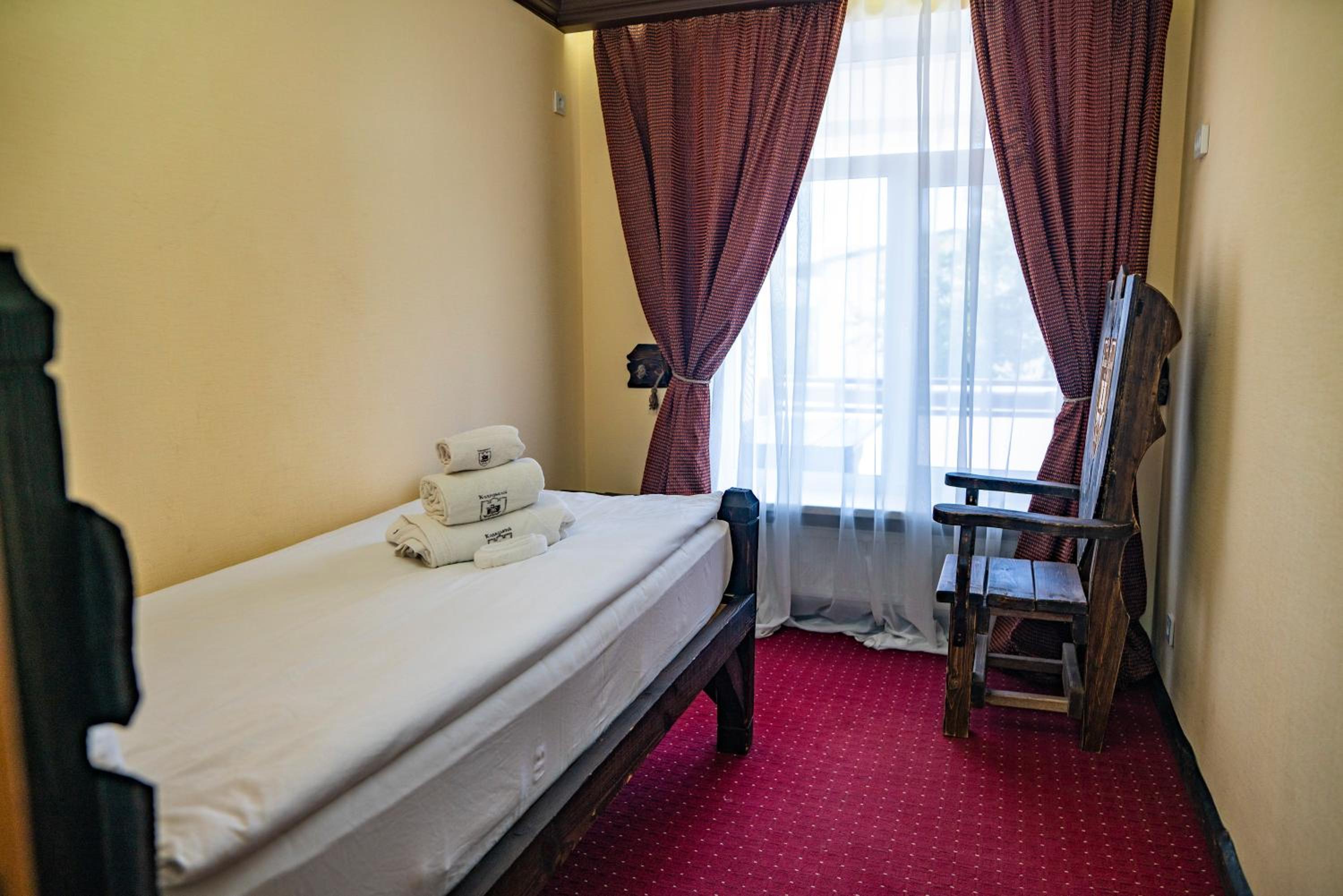 Basic Single Room with Shared Bathroom photo 1