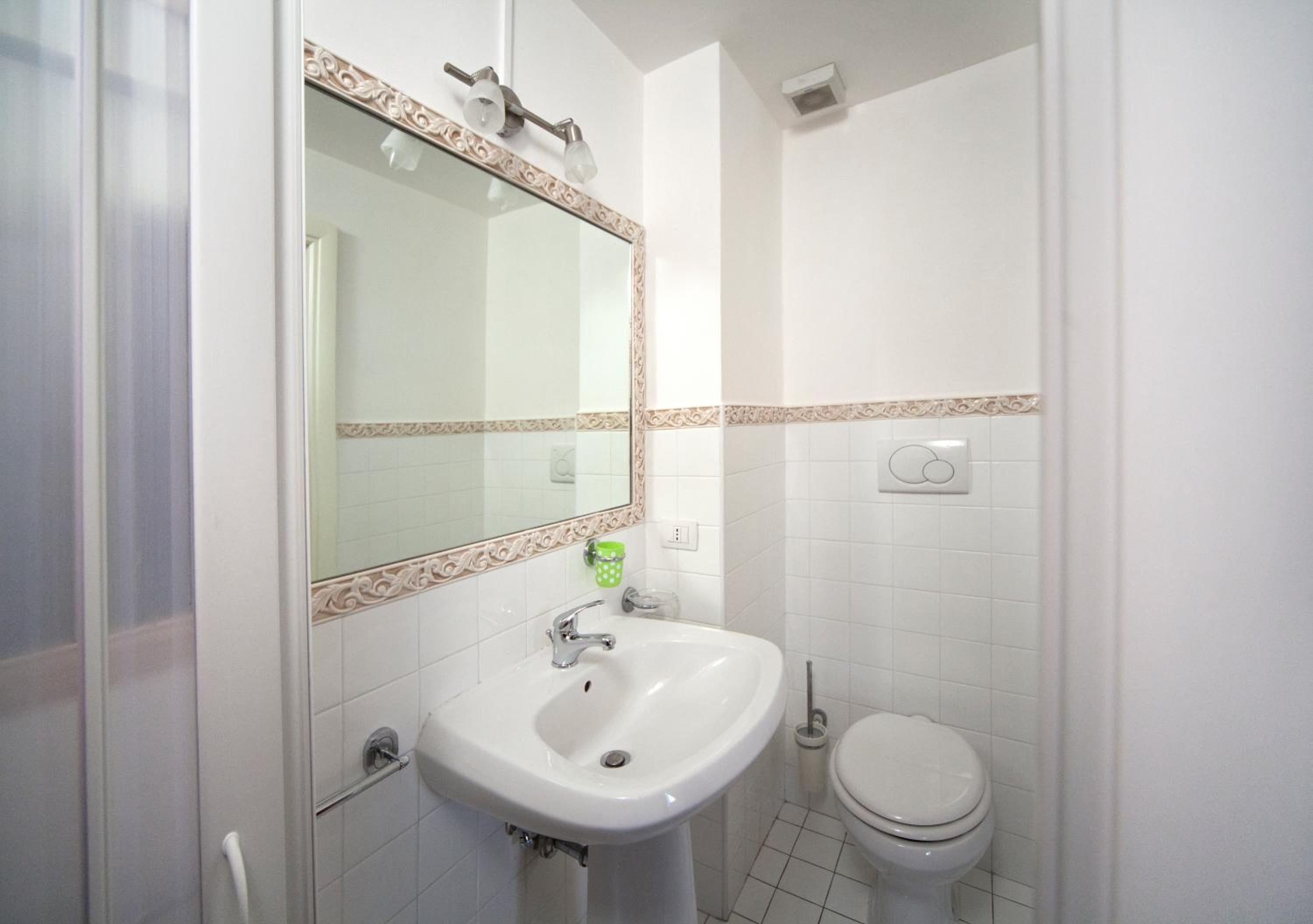 Economy Double Room - Photo 10
