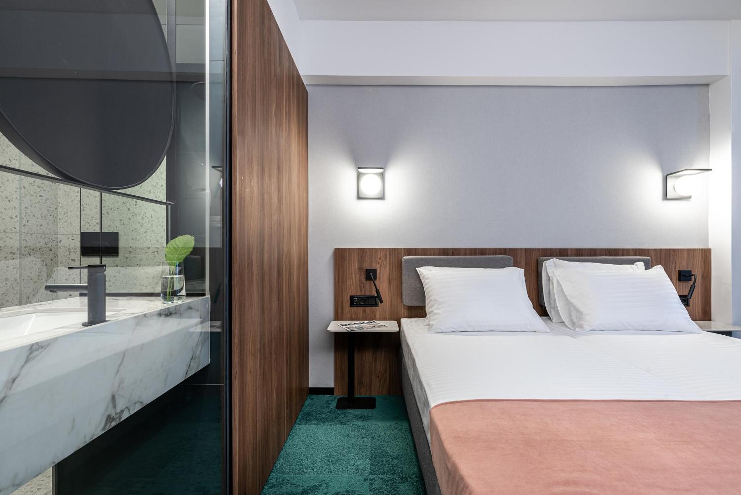 Standard Double or Twin Room - Photo 11