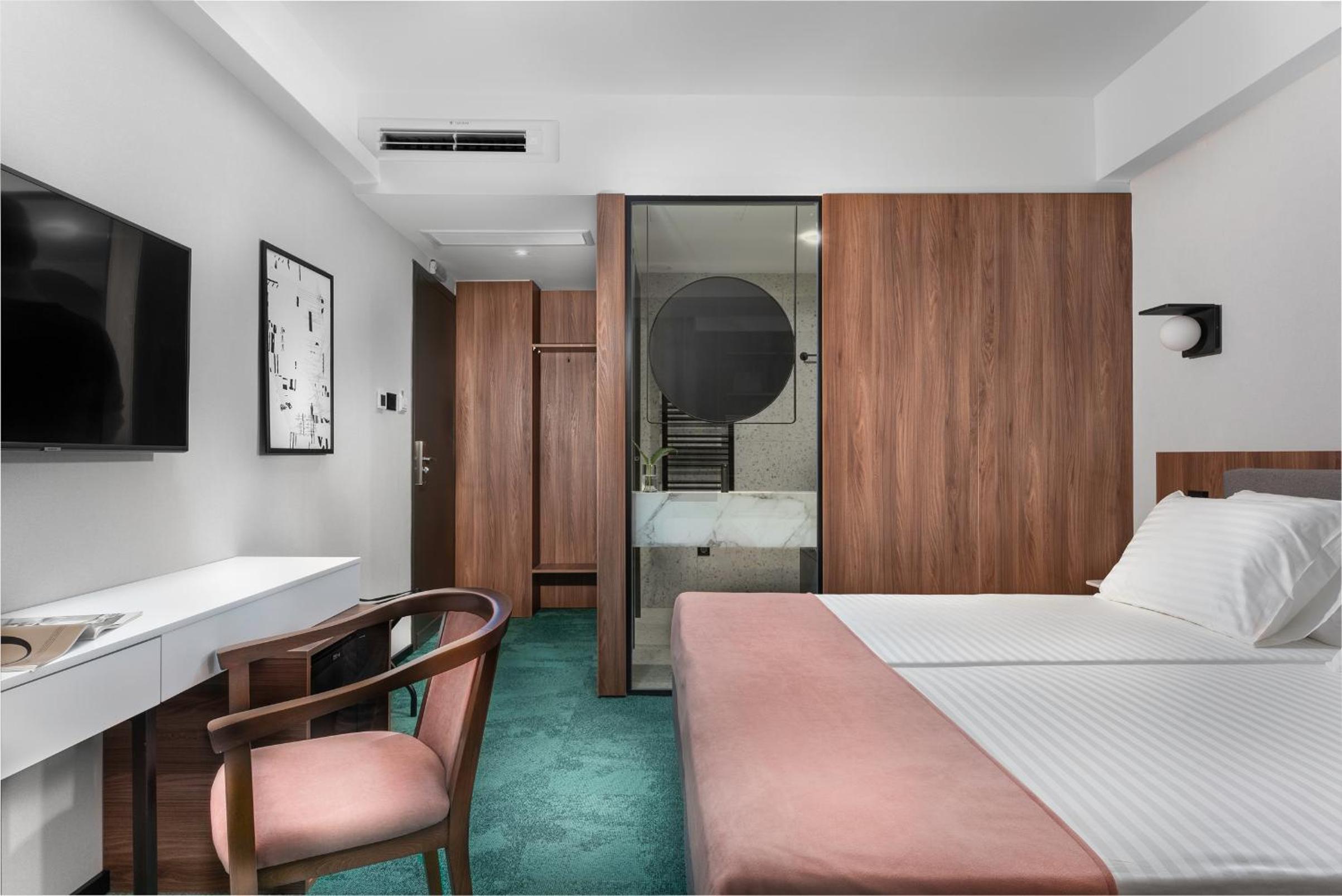 Standard Double or Twin Room - Photo 9