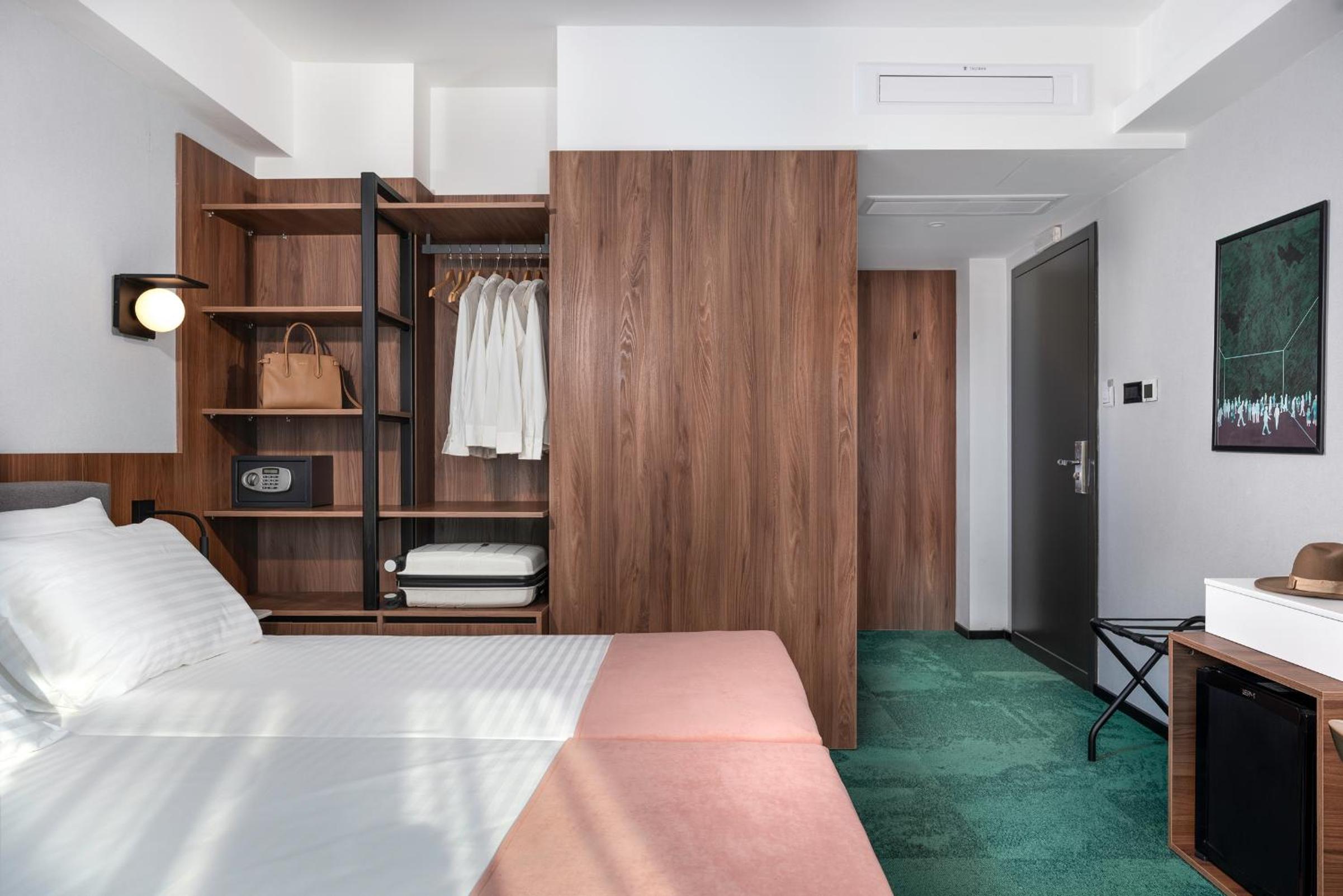 Standard Double or Twin Room - Photo 12
