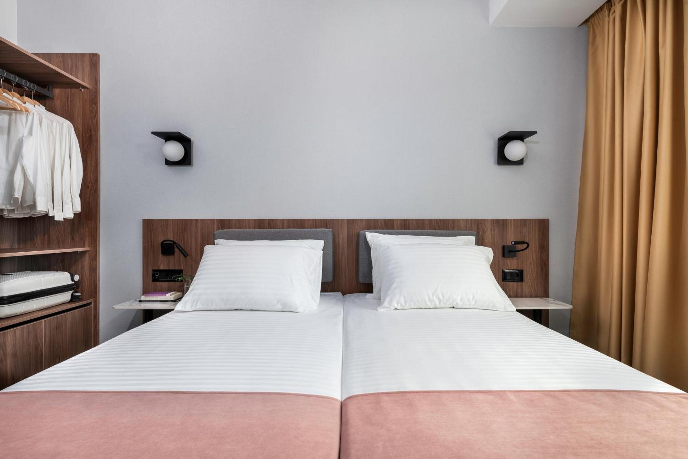 Standard Double or Twin Room - Photo 7