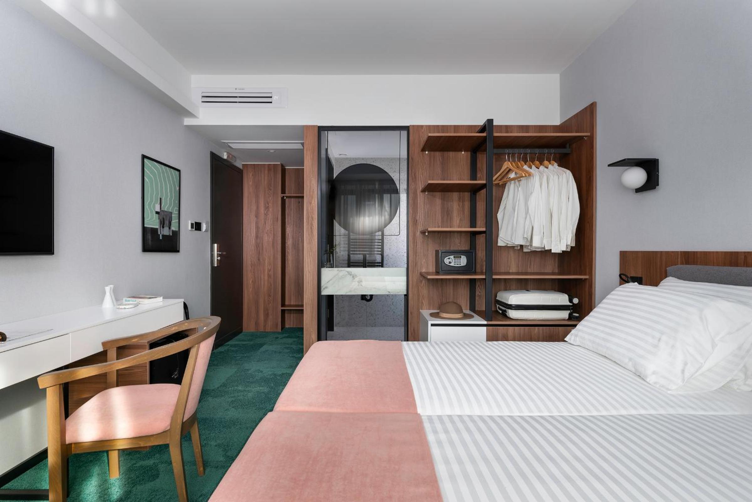 Standard Double or Twin Room - Photo 8
