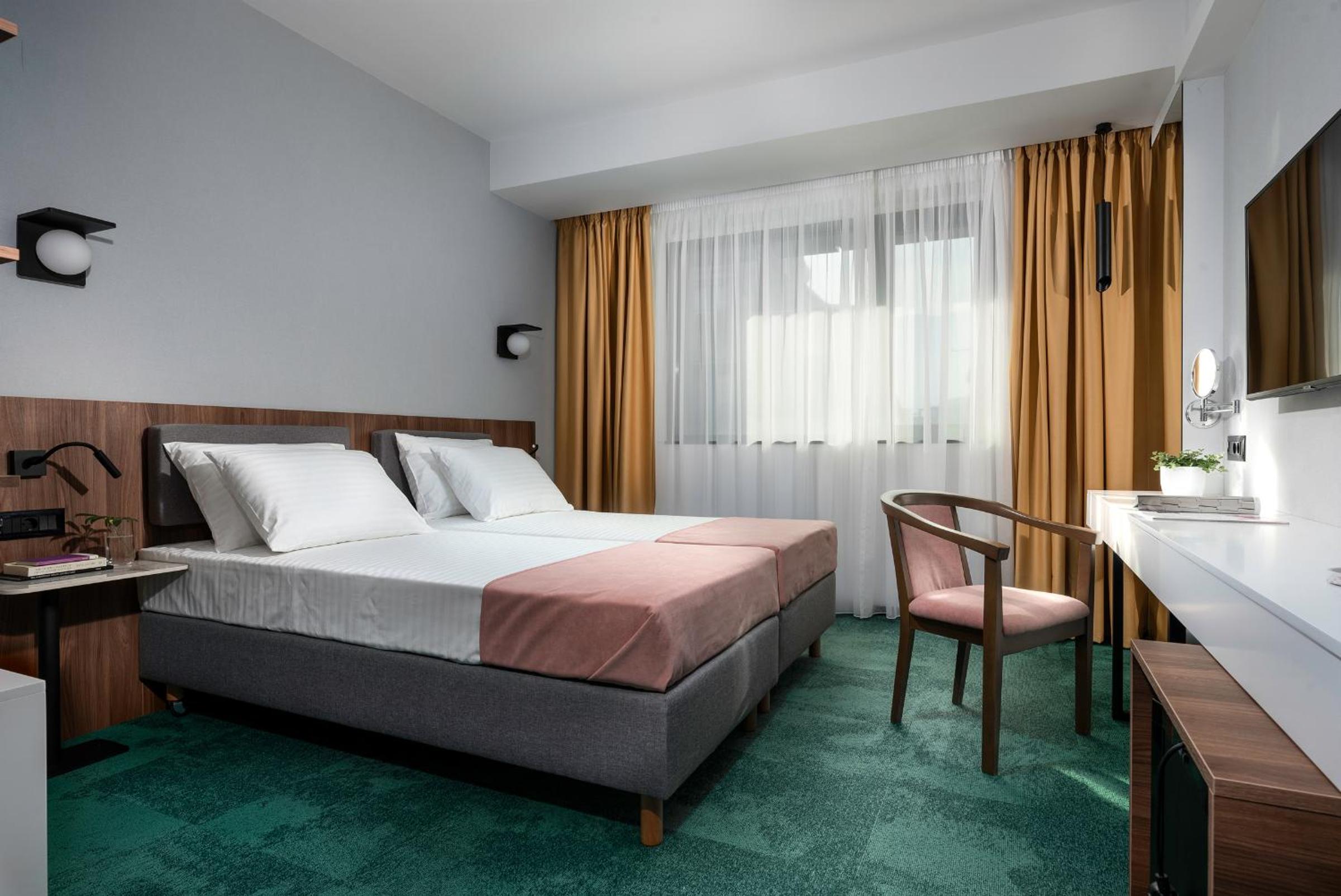 Standard Double or Twin Room - Photo 10