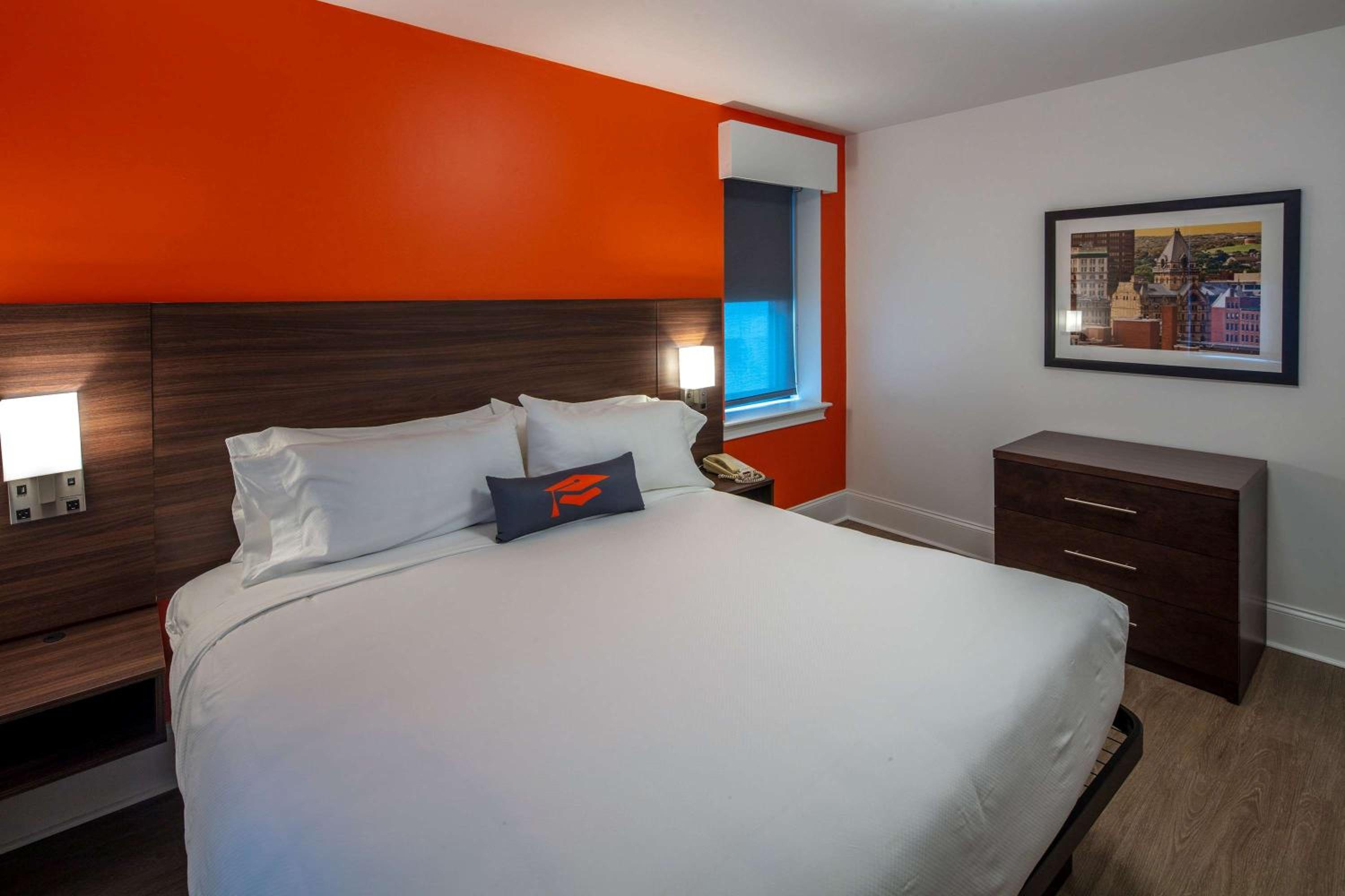 1 King Bed, Deluxe Mobility Accessible Suite, Non-Smoking photo 1