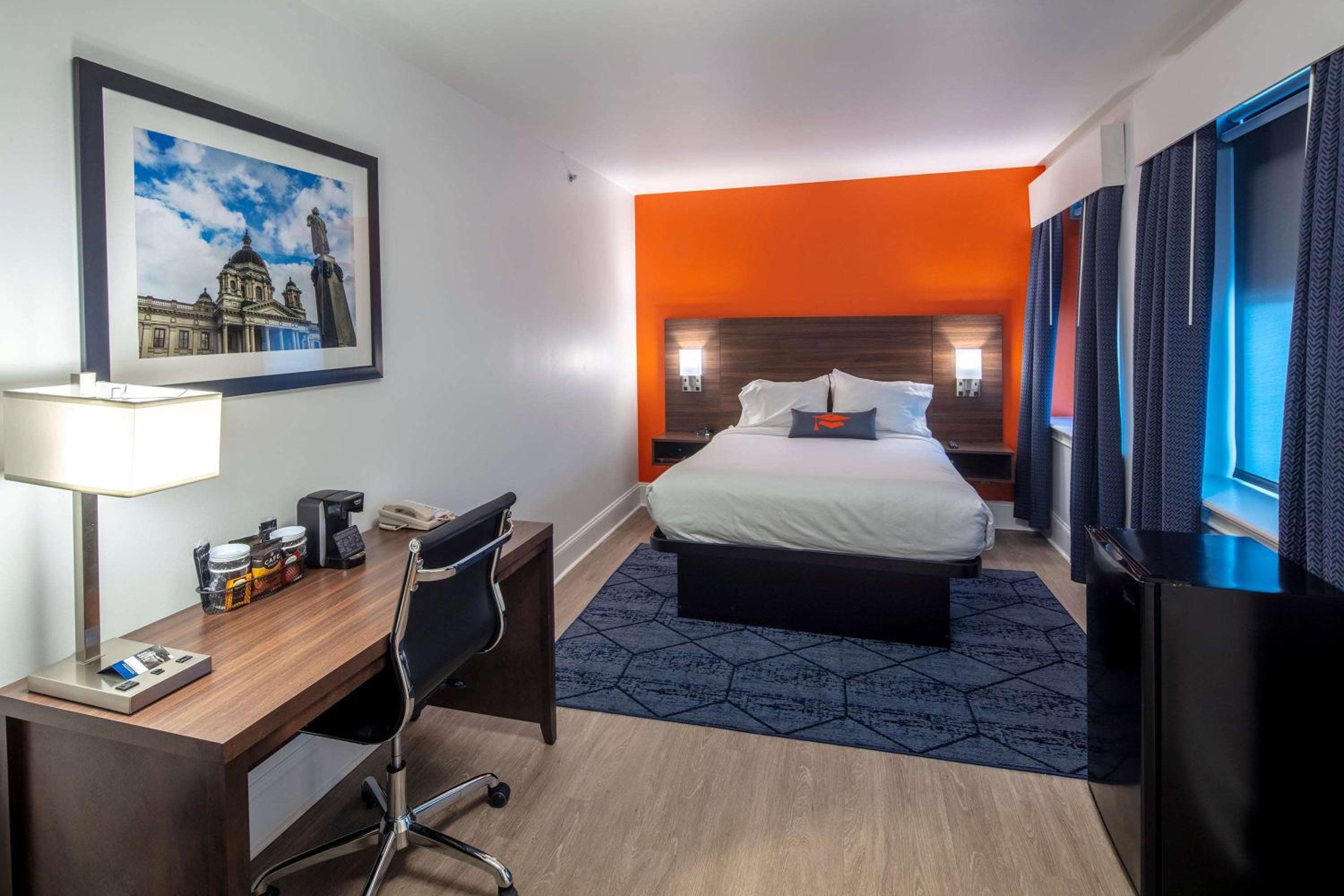 1 Queen Bed, Deluxe Mobility Accessible Room, Non-Smoking - Photo 4