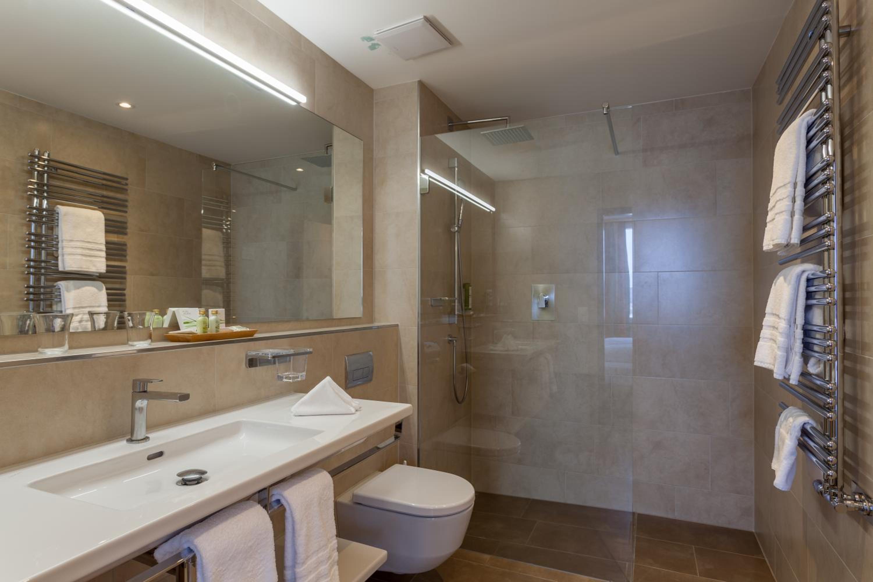 Double Room with Lake View thumbnail 5
