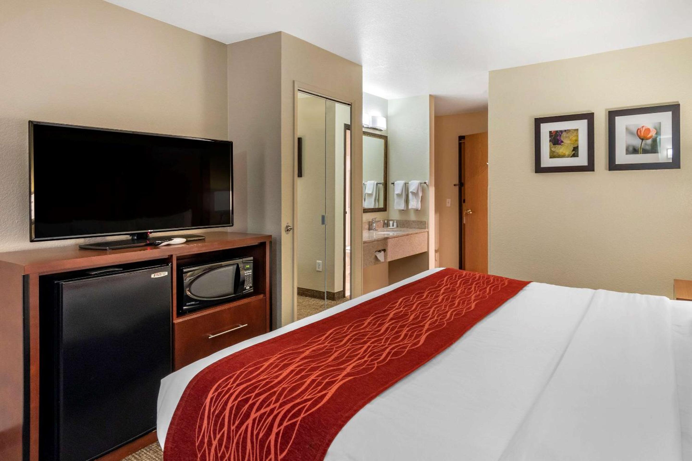 King Room - Non-Smoking - Photo 5