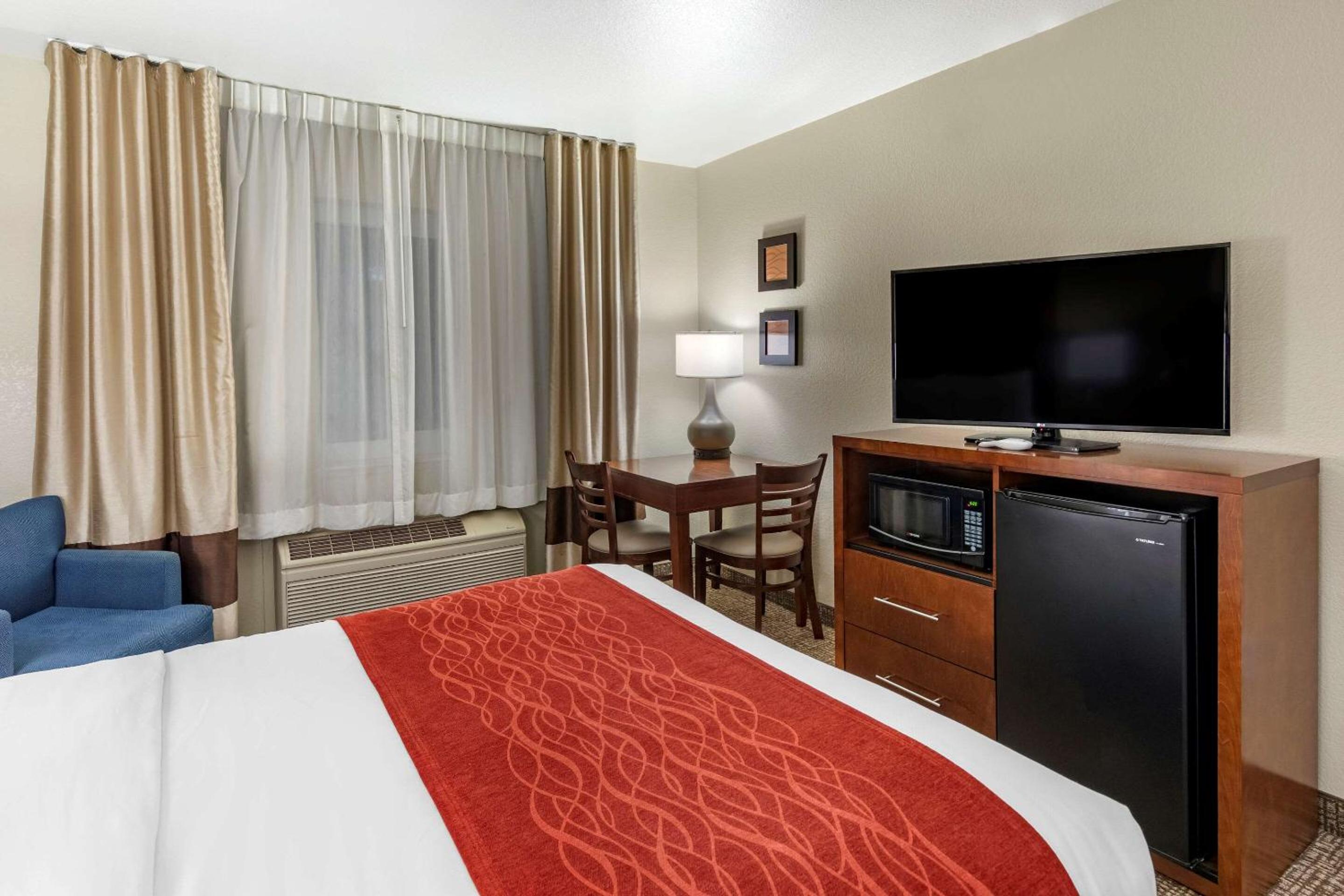 Double Room with Tub - Accessible/Non-Smoking - Photo 2