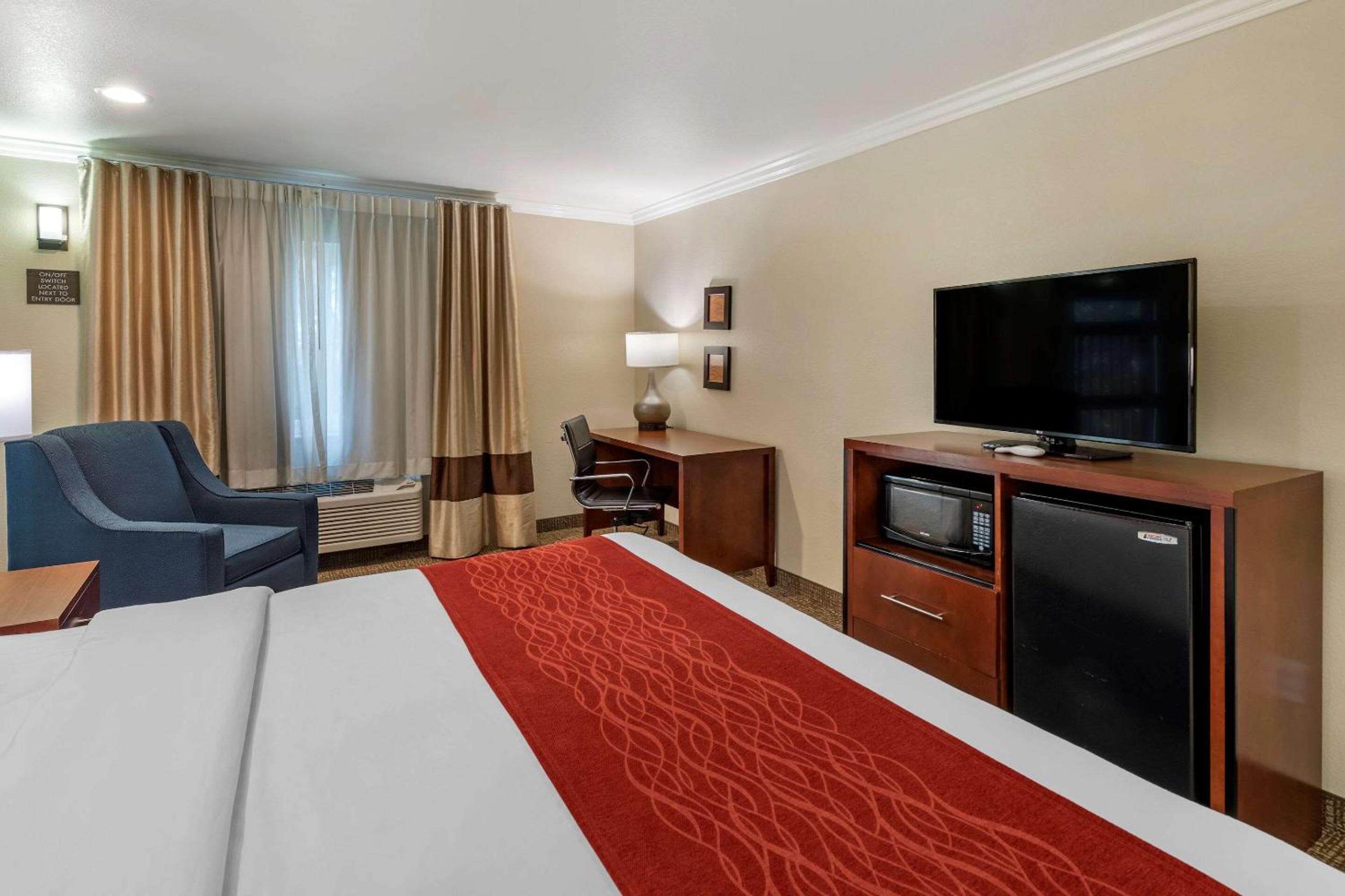 King Room - Non-Smoking - Photo 2