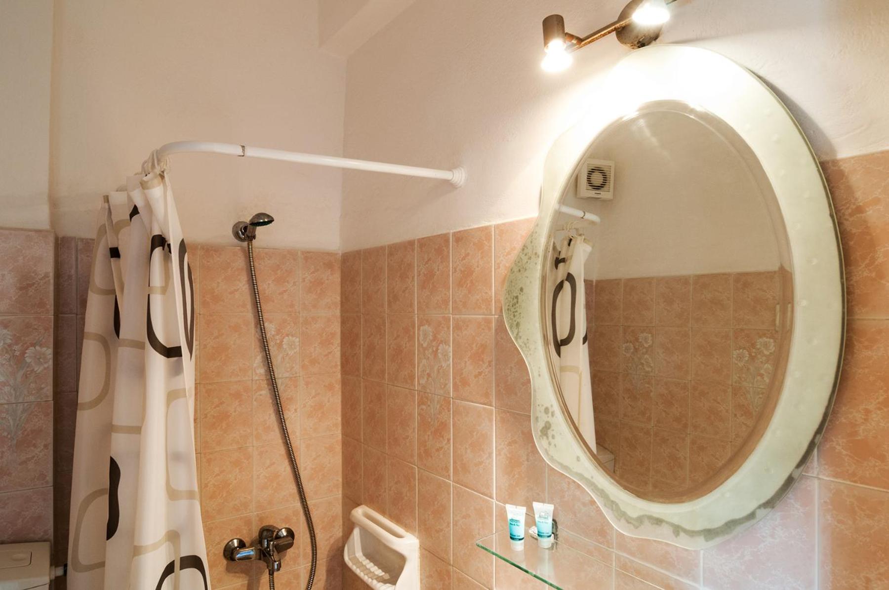 Double Room - Photo 17
