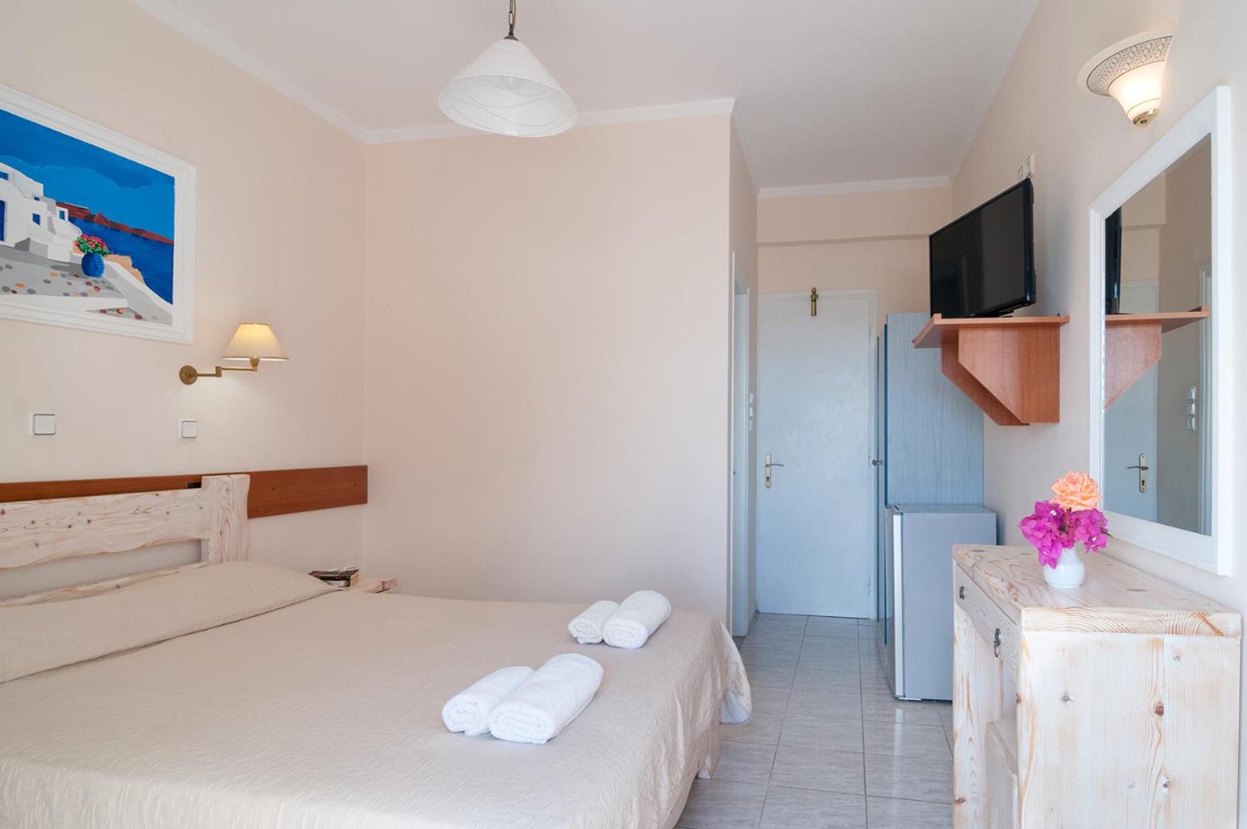 Double Room - Photo 12