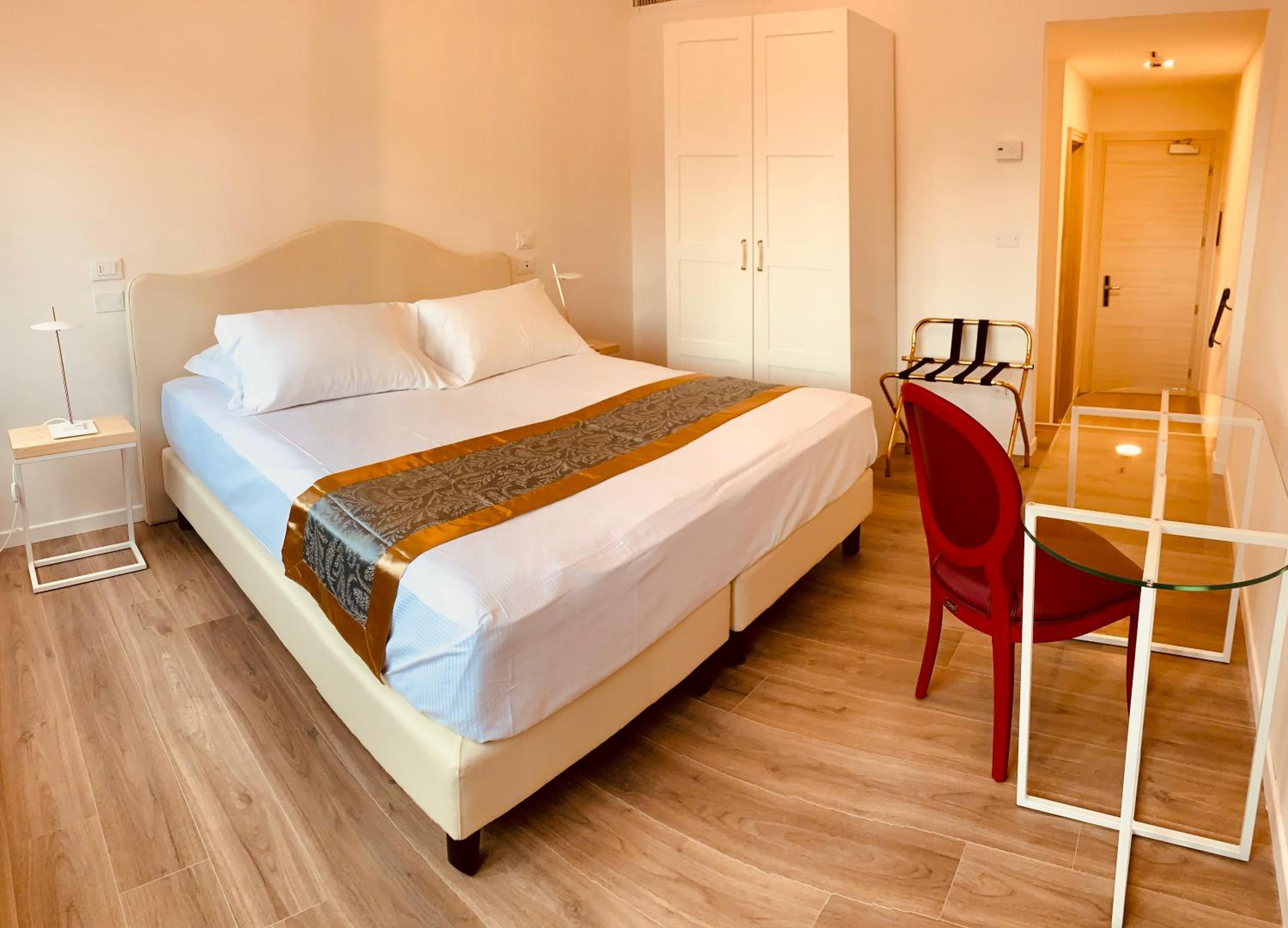 Deluxe King Room photo 1
