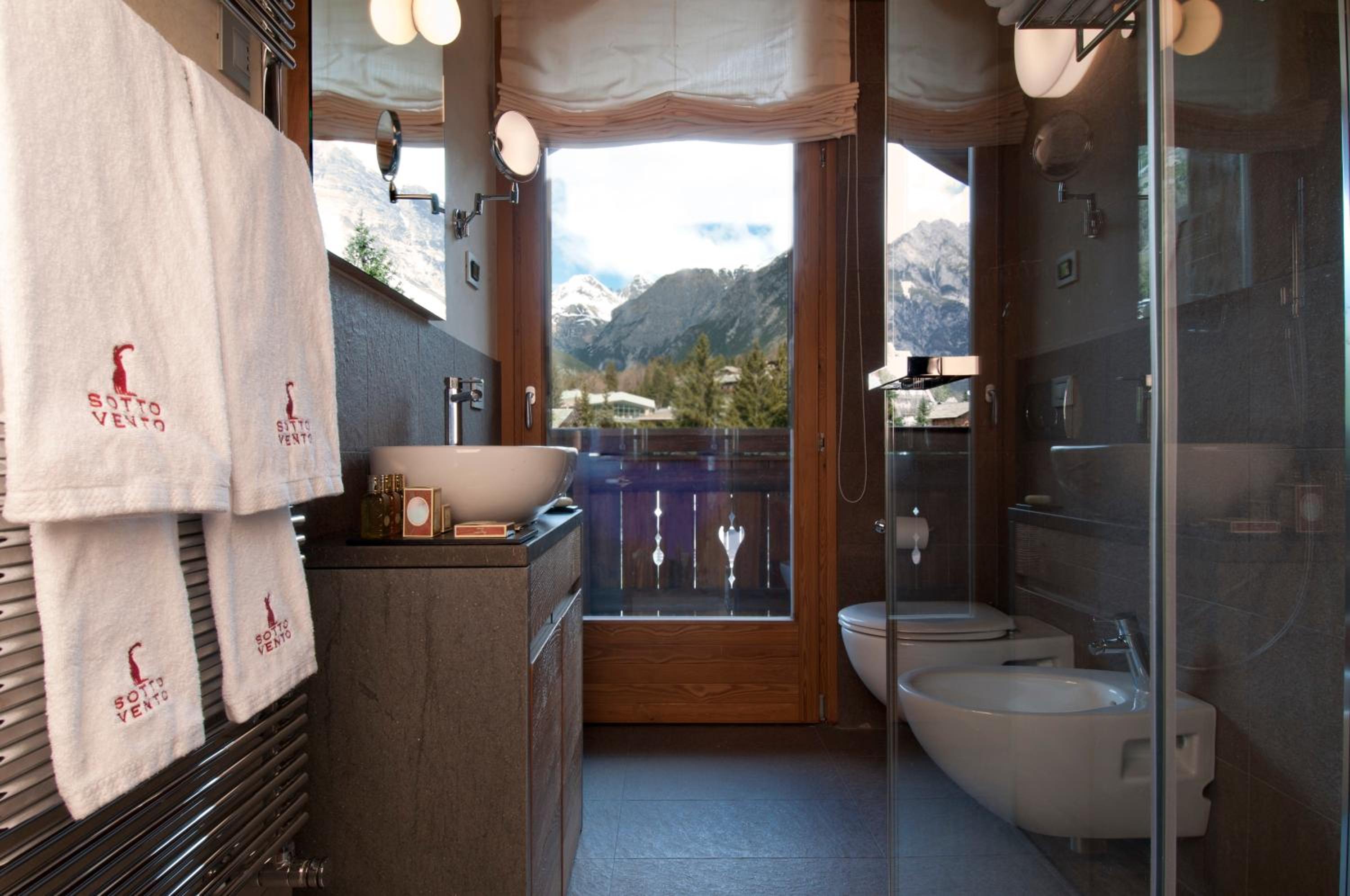 Deluxe Suite with Balcony - Photo 3