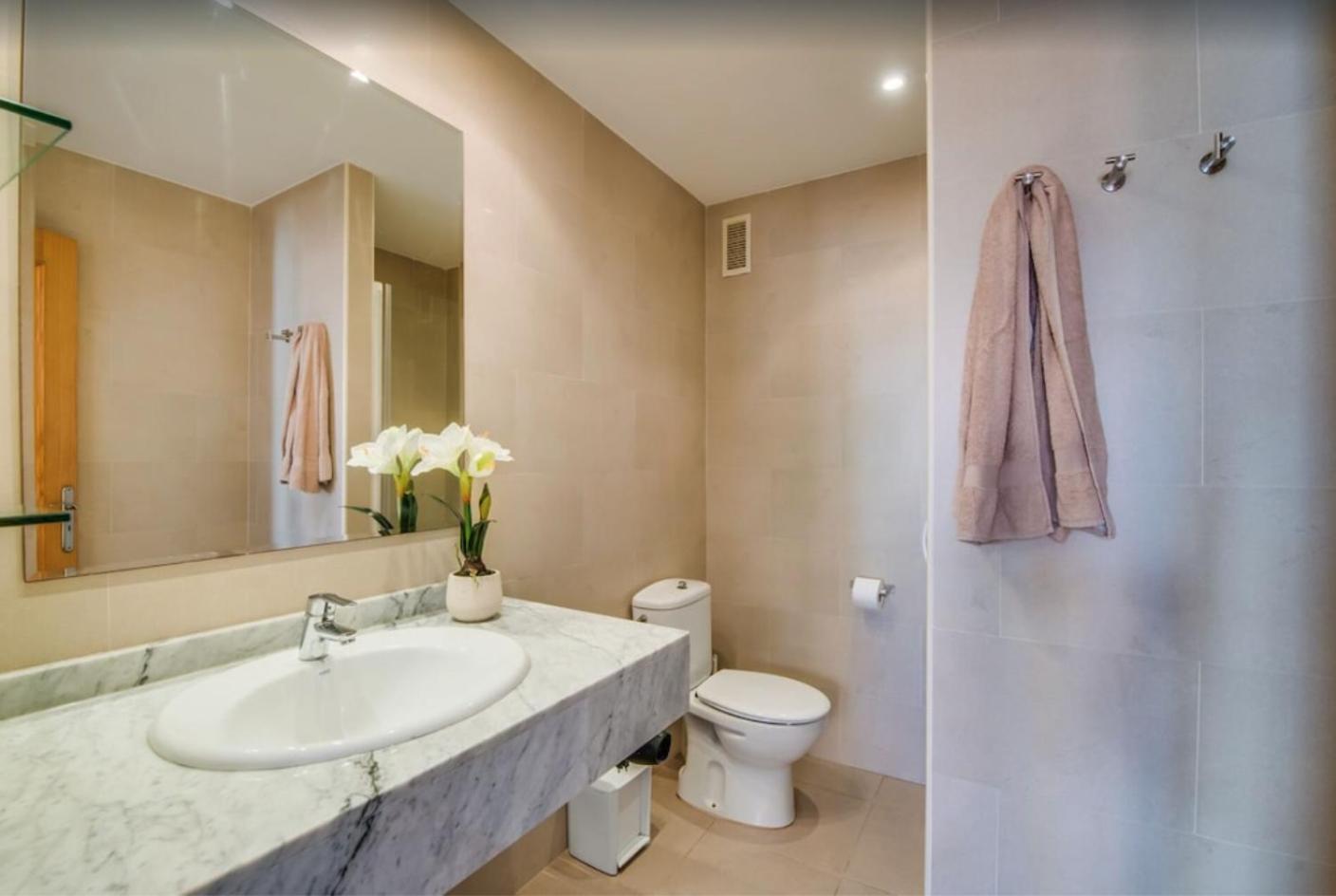 Two-Bedroom Deluxe Apartment with Ocean View thumbnail 6