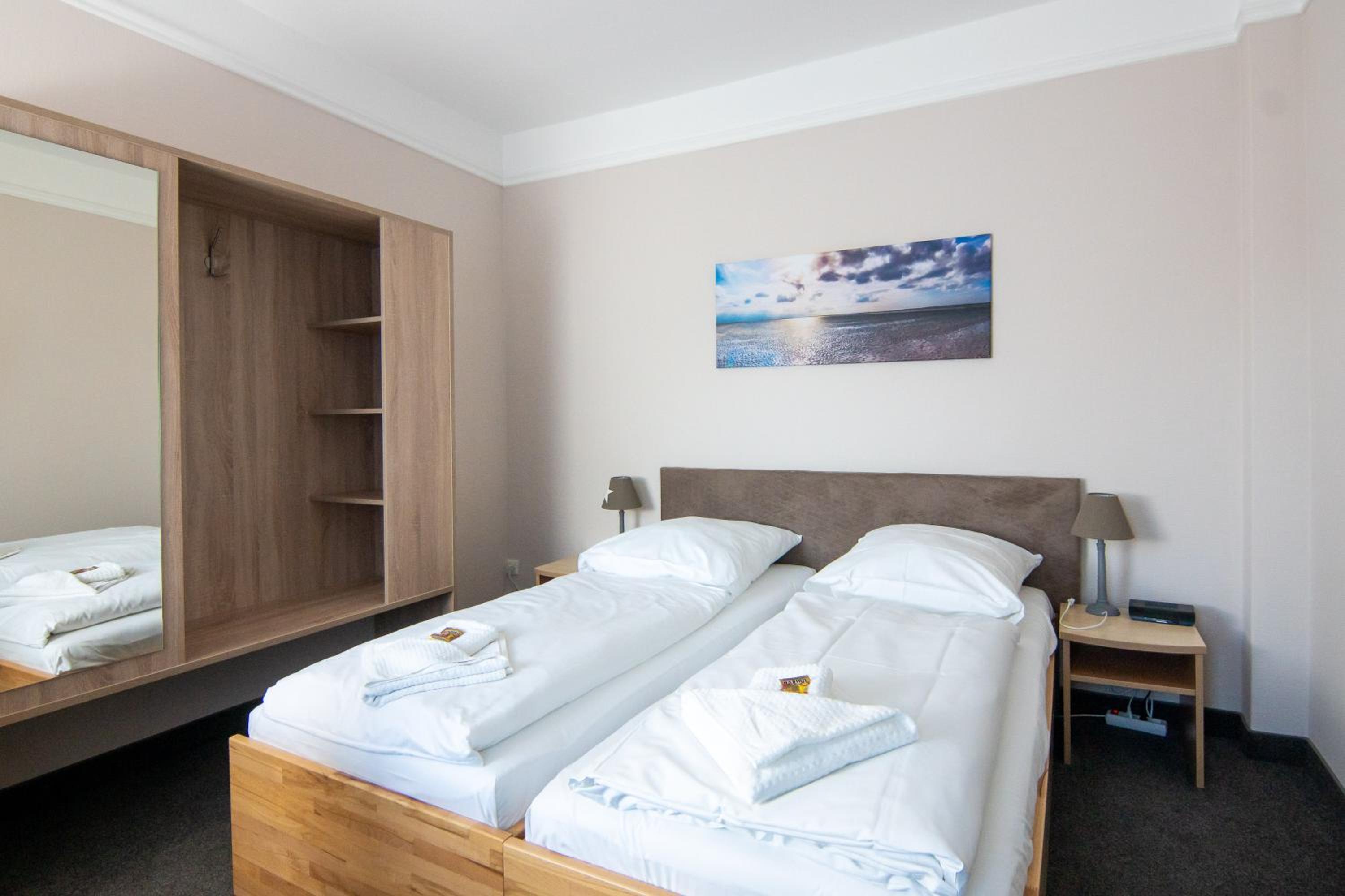 Standard Double Room thumbnail 5