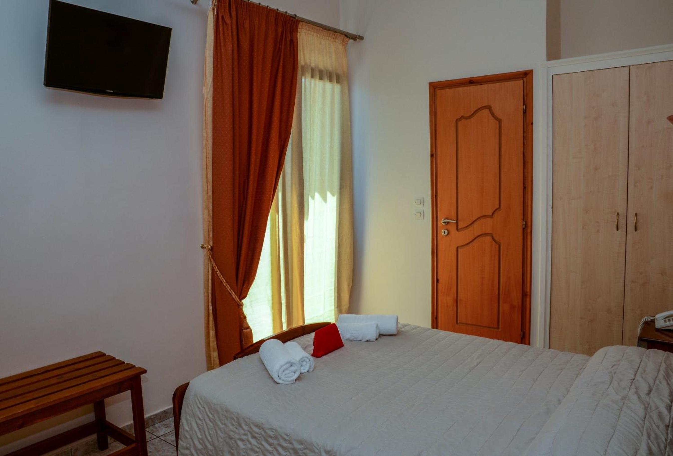 Double or Twin Room with Partial Sea View photo 1