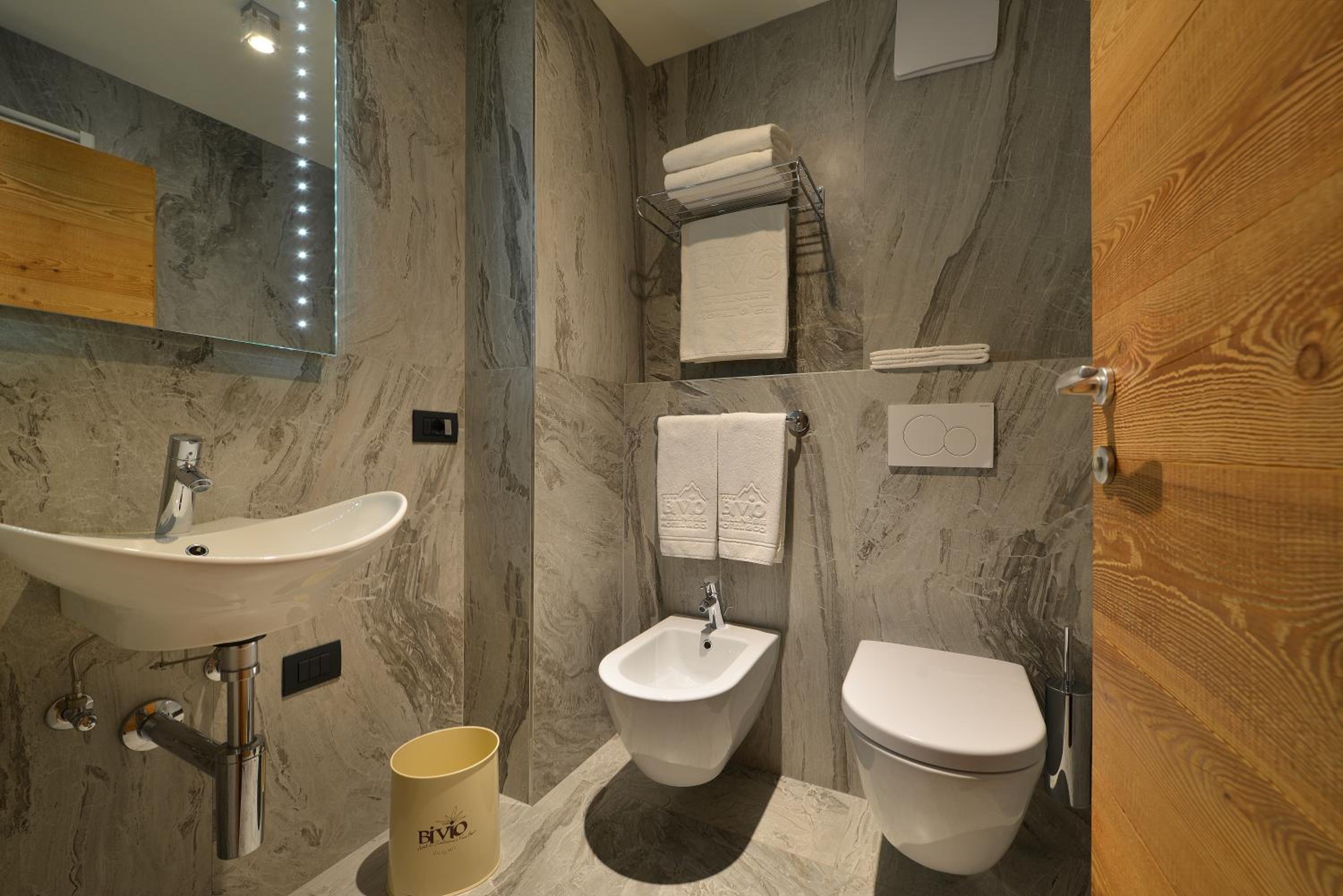 Luxury Suite with Spa Bath photo 2