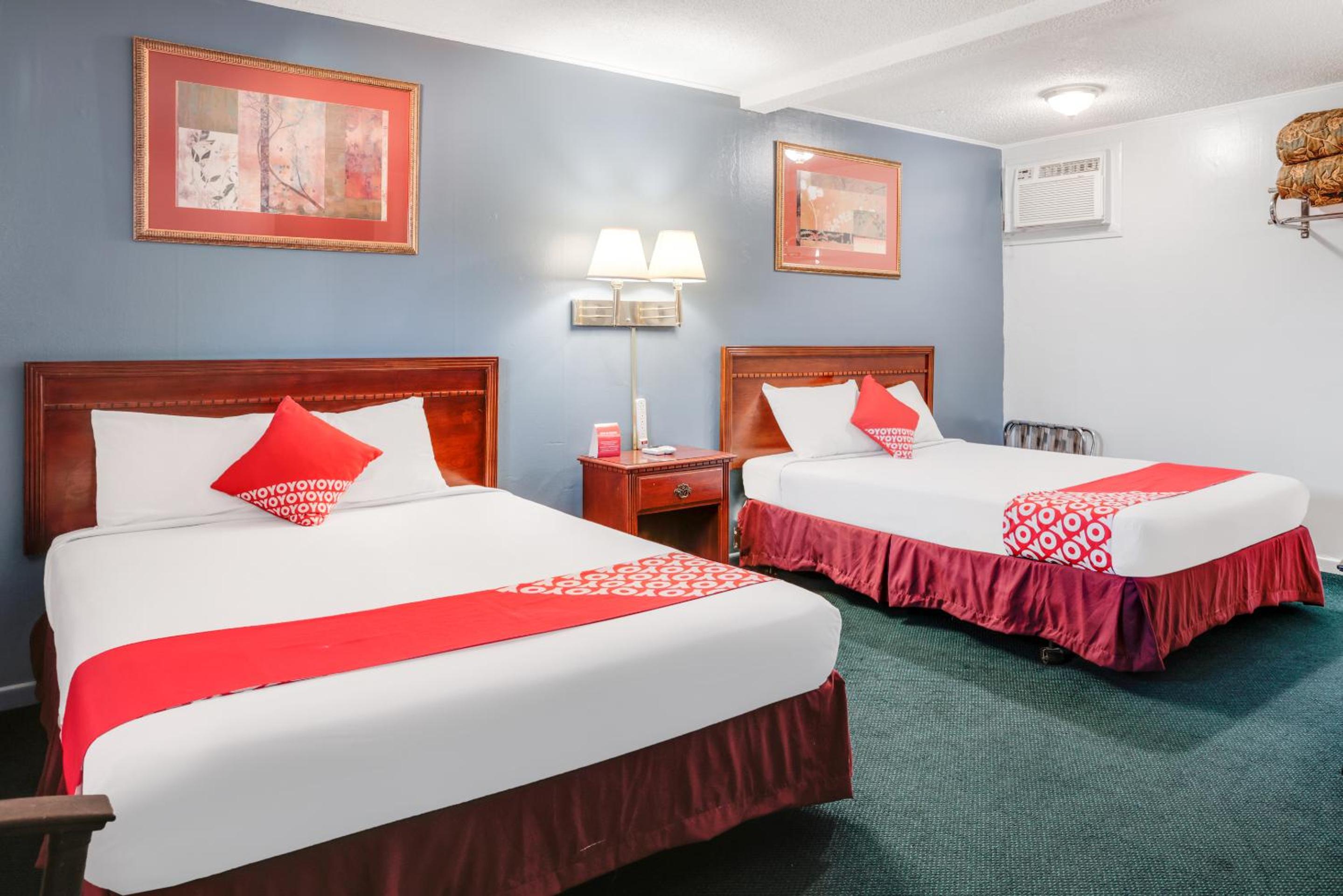 Queen Room with Two Queen Beds - Photo 8