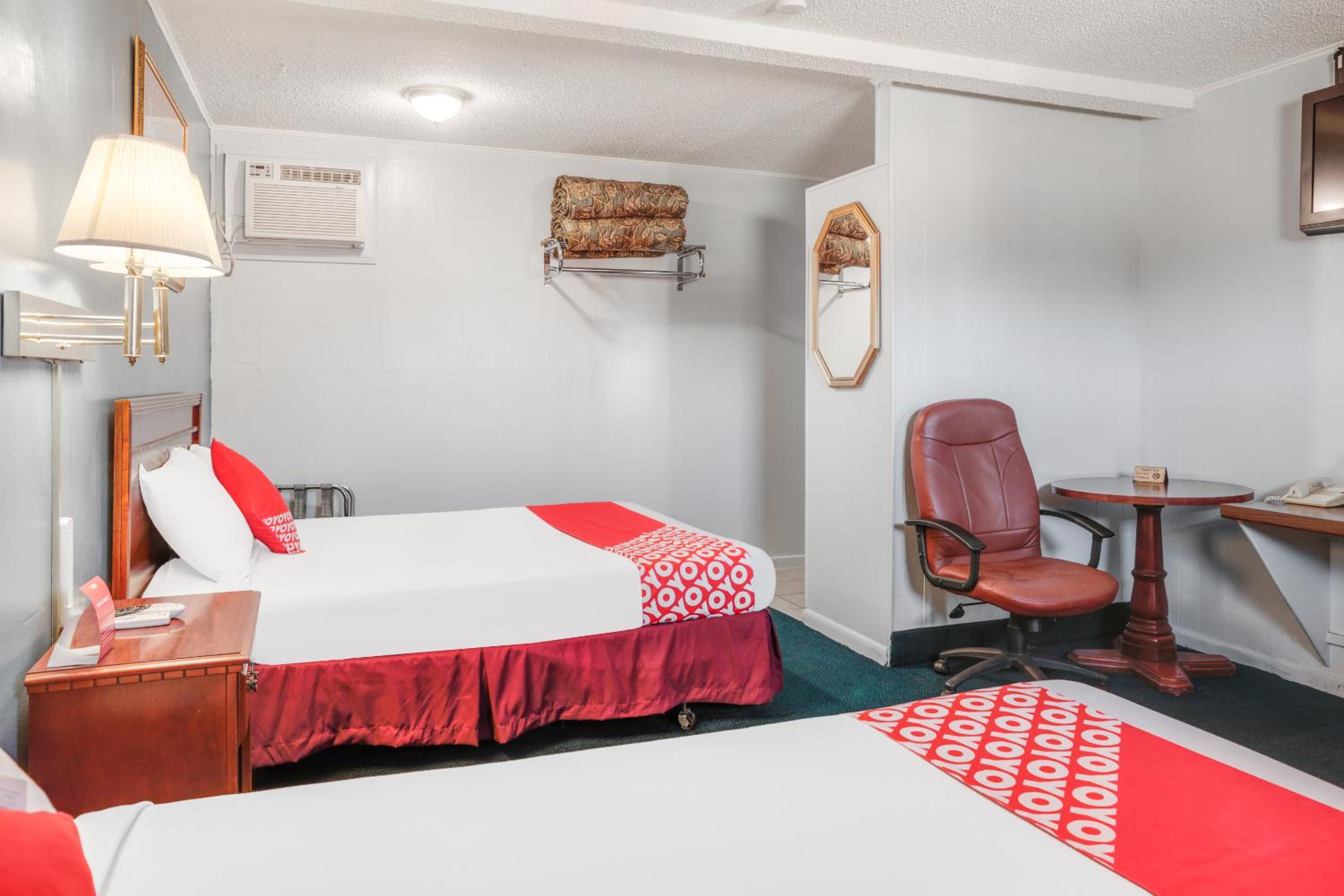 Queen Room with Two Queen Beds - Photo 2