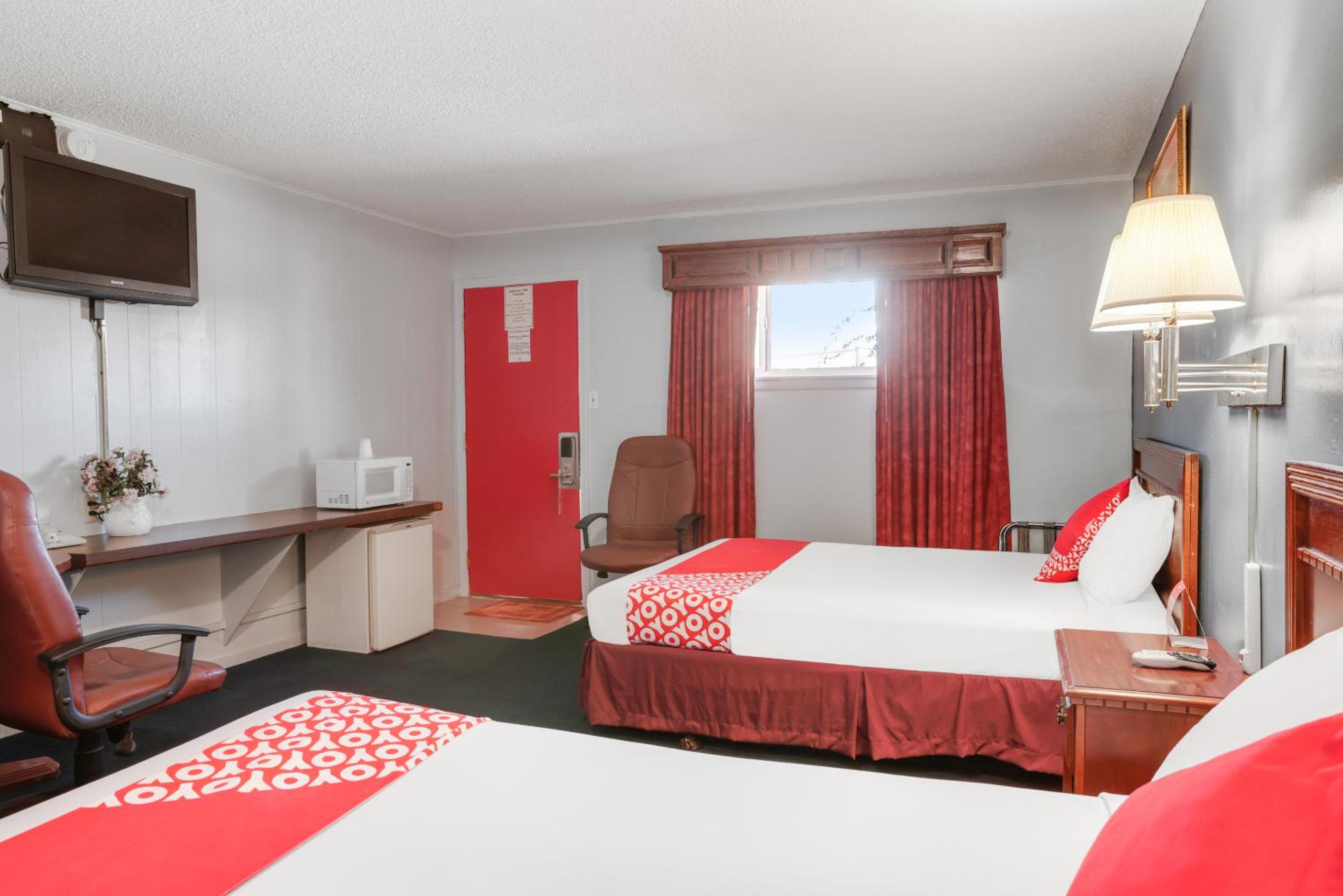 Queen Room with Two Queen Beds - Photo 4