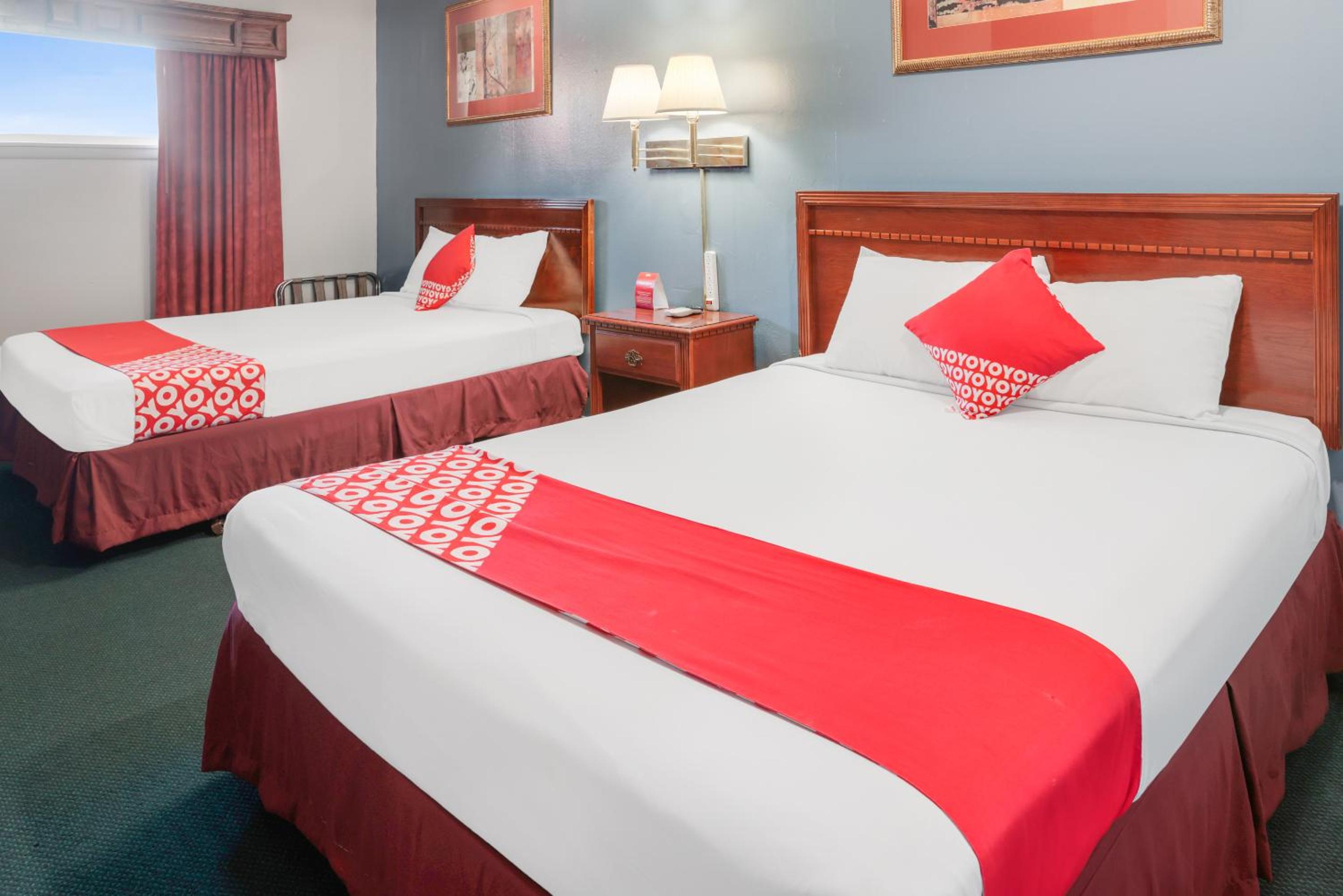 Queen Room with Two Queen Beds - Photo 3