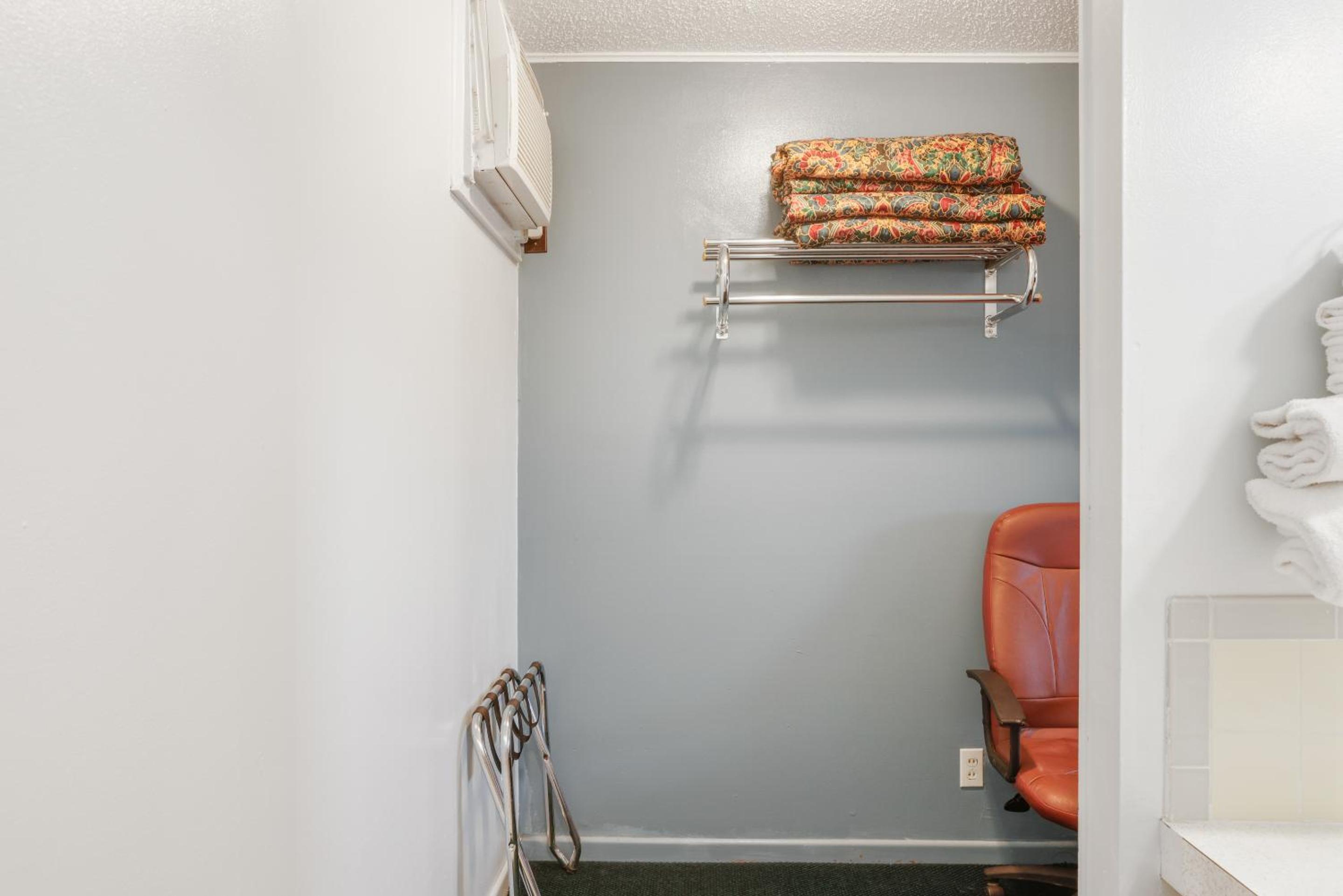 Double Room with Two Double Beds - Photo 7