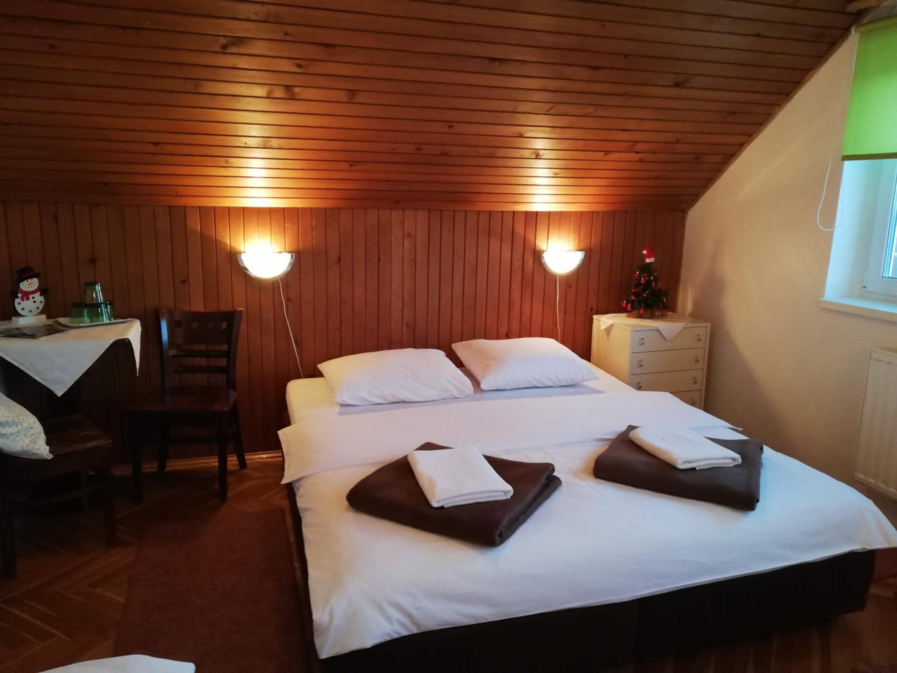 Quadruple Room with Shared Bathroom photo 2