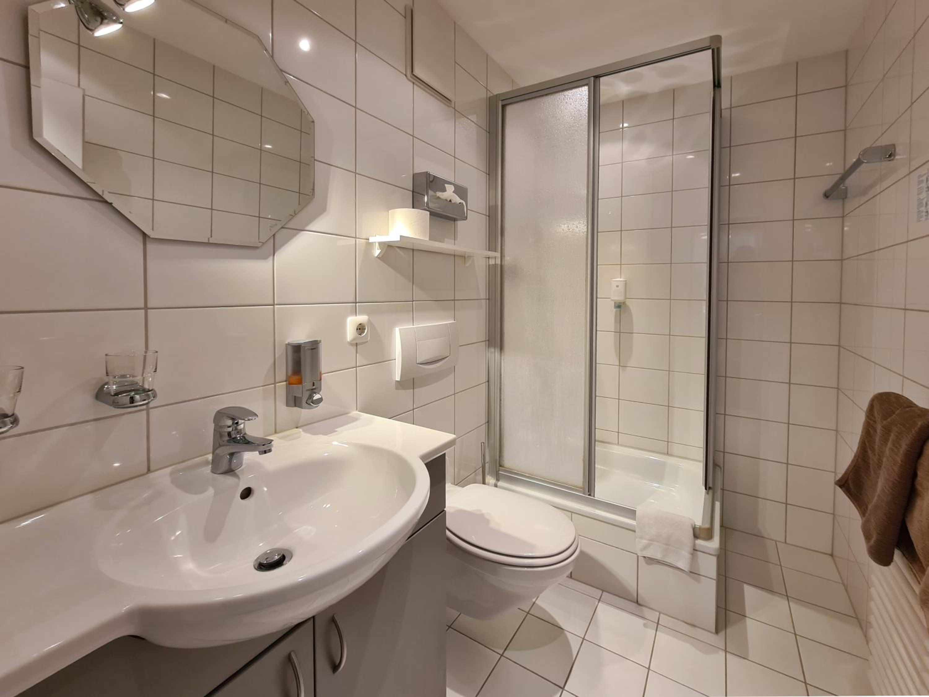 Double Room with Balcony - Photo 4
