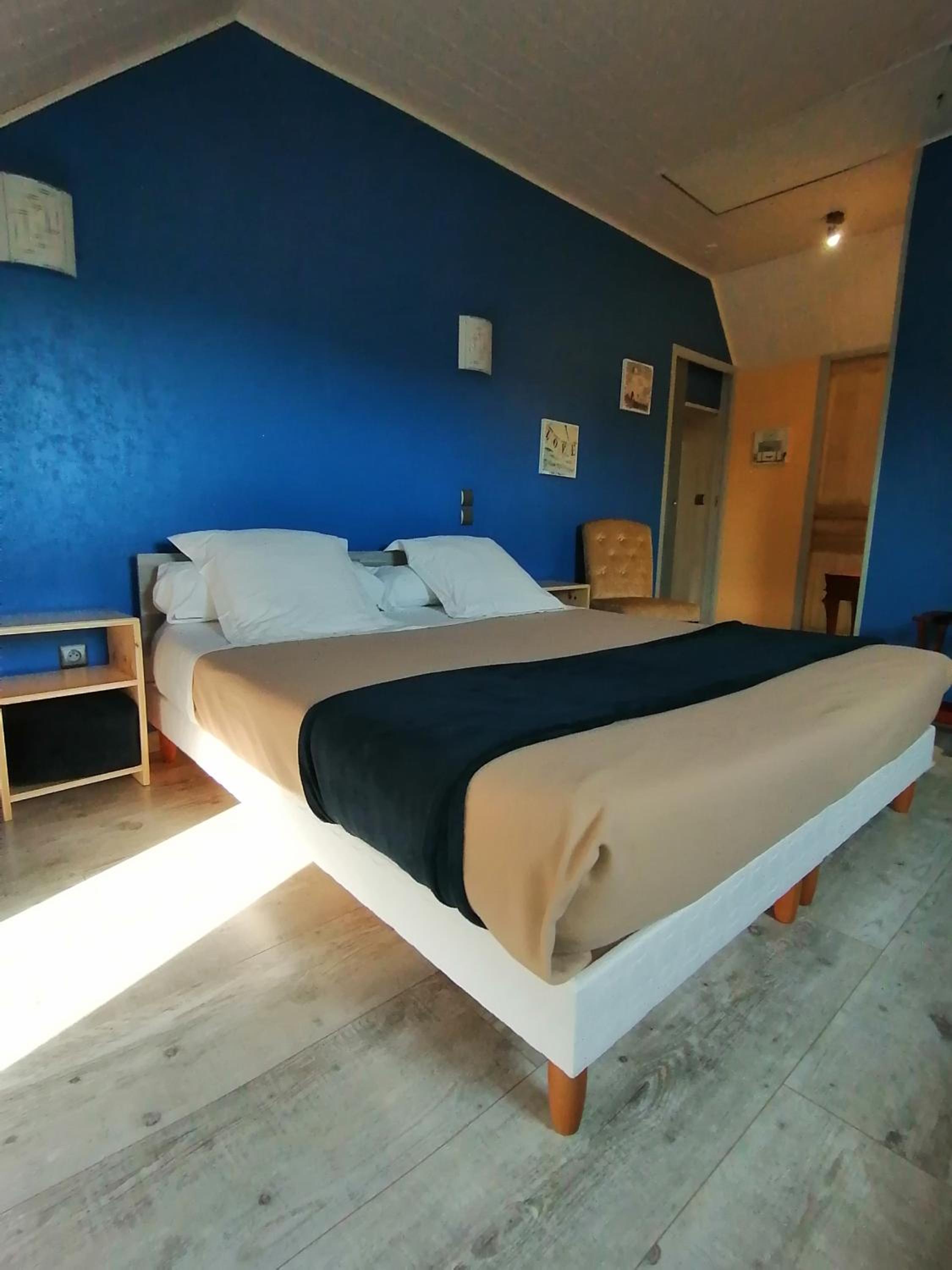 Double or Twin Room with Bathroom - Photo 2