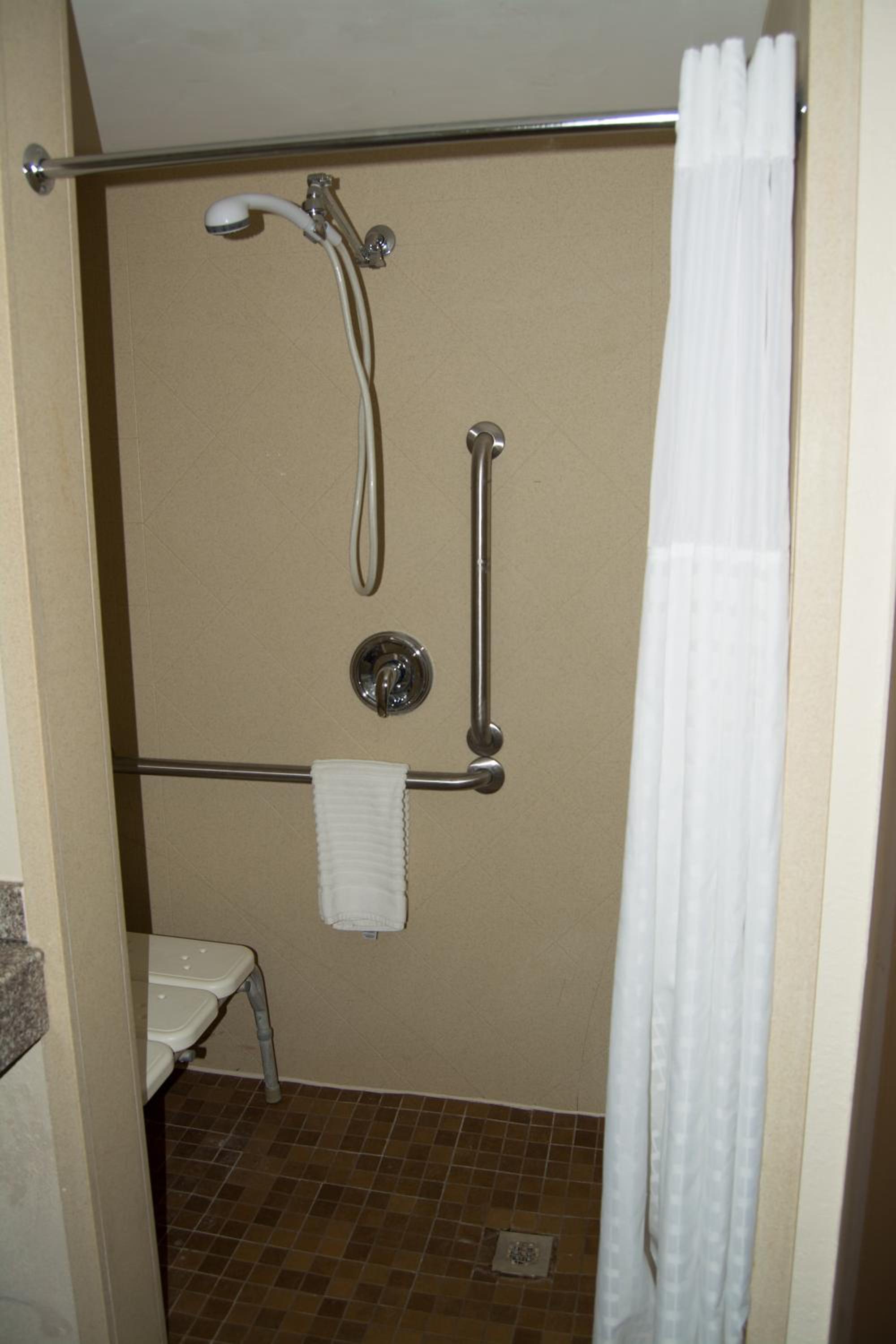 Queen Room with Two Queen Beds - Accessible/Non-Smoking  - Photo 4