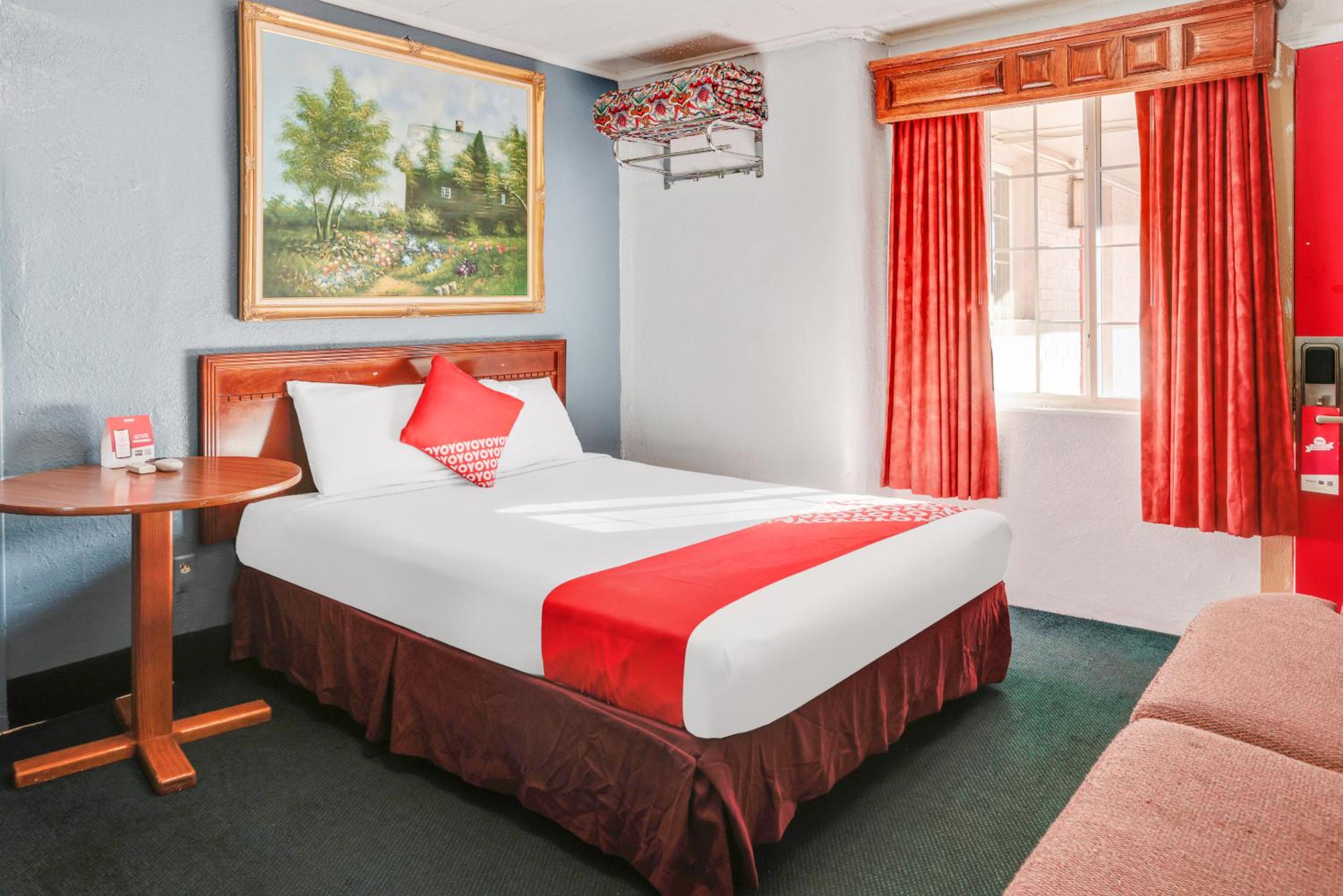 1 Queen Bed & 2 Full Bed Smoking - Photo 3