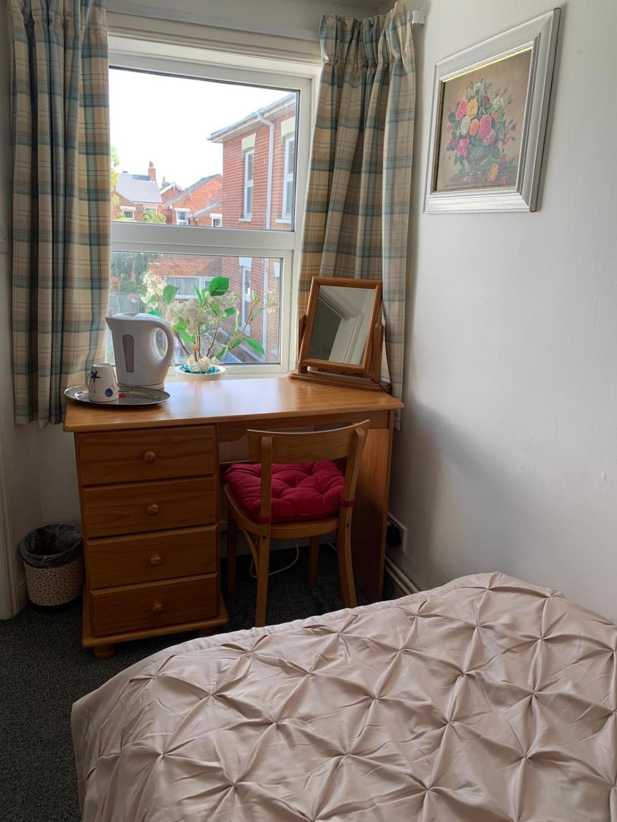 Single Room With Shared Bathroom photo 3