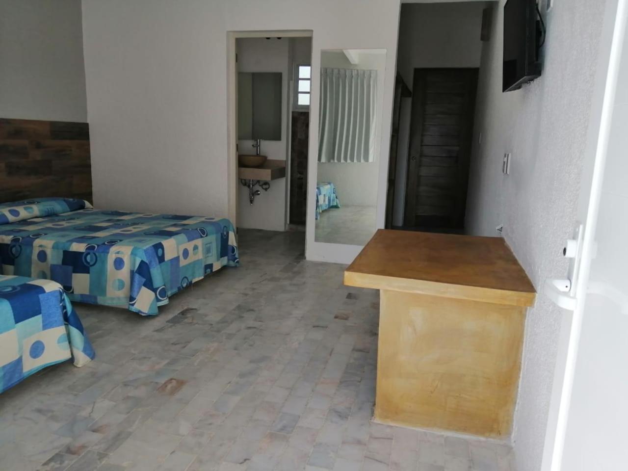 Standard Twin Room with Sea View - Photo 6