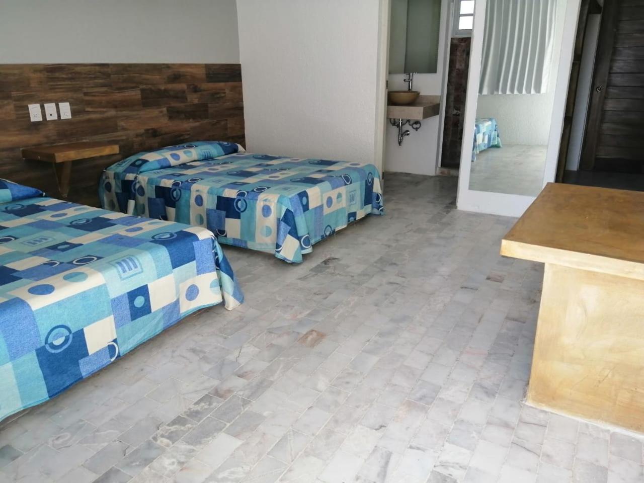 Standard Twin Room with Sea View - Photo 4