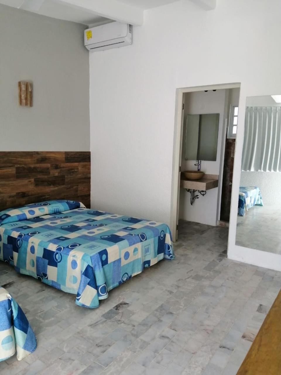 Standard Twin Room with Sea View - Photo 3