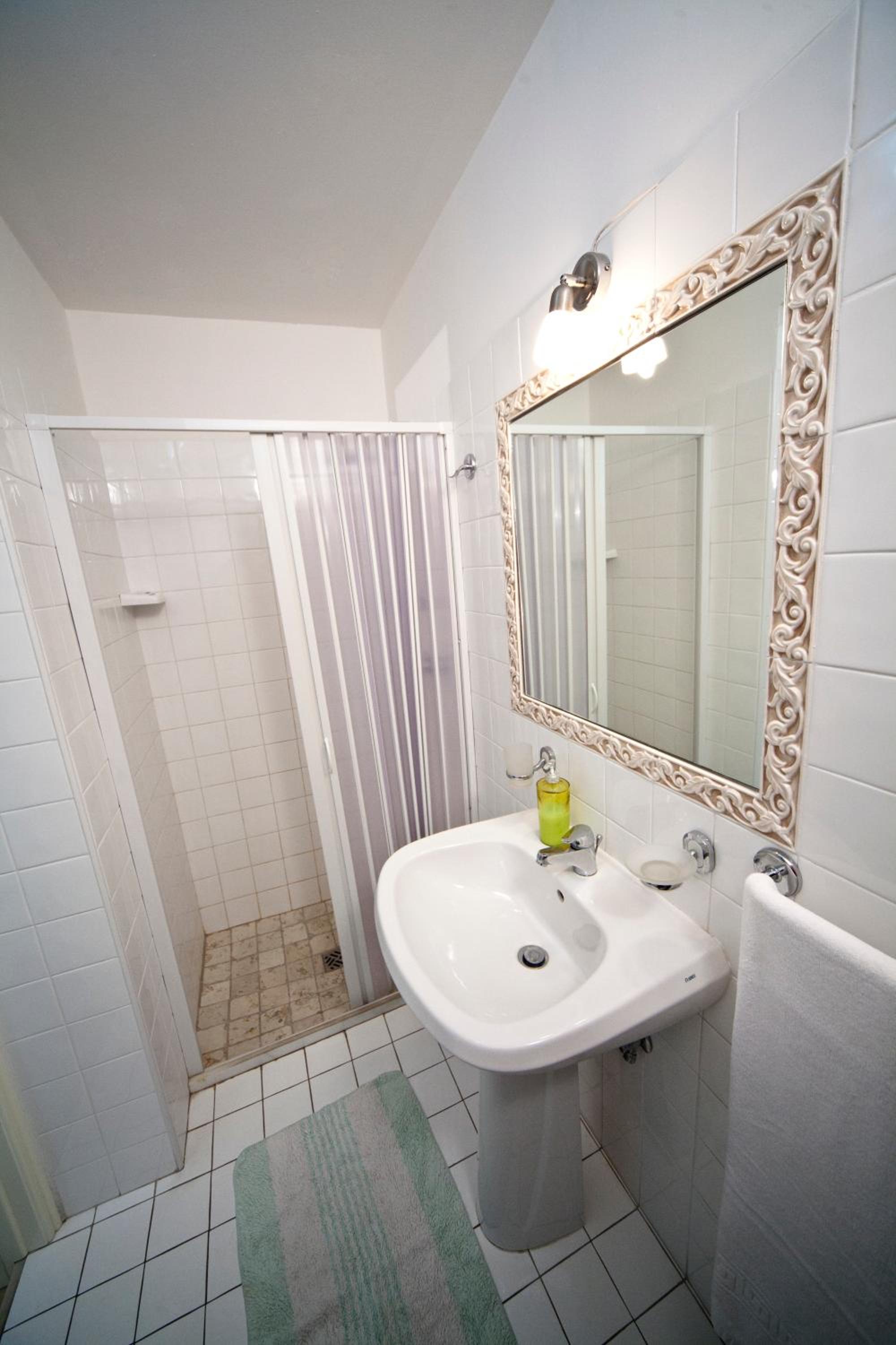 Deluxe Double Room - Photo 11
