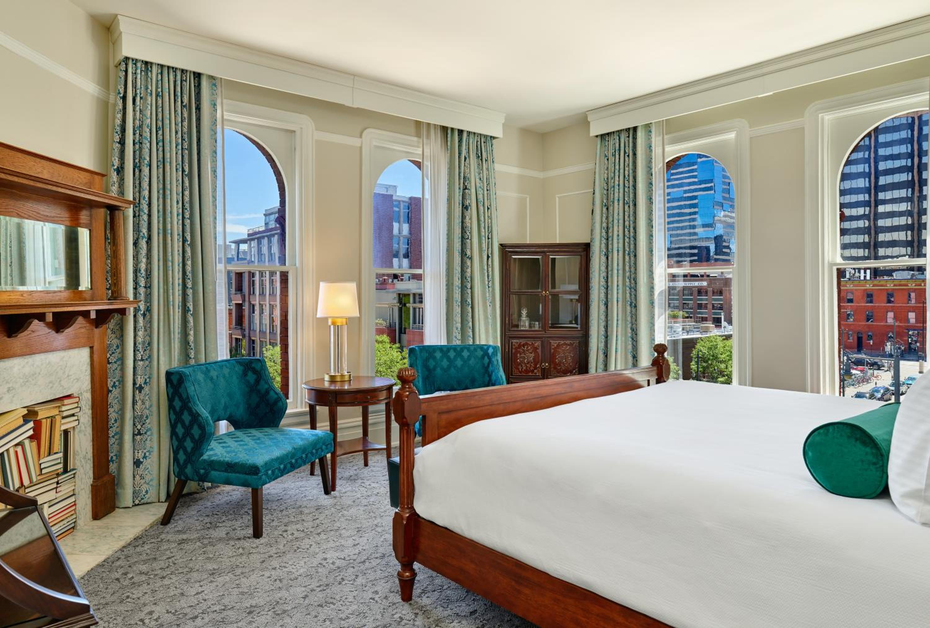 Superior King Room thumbnail 6
